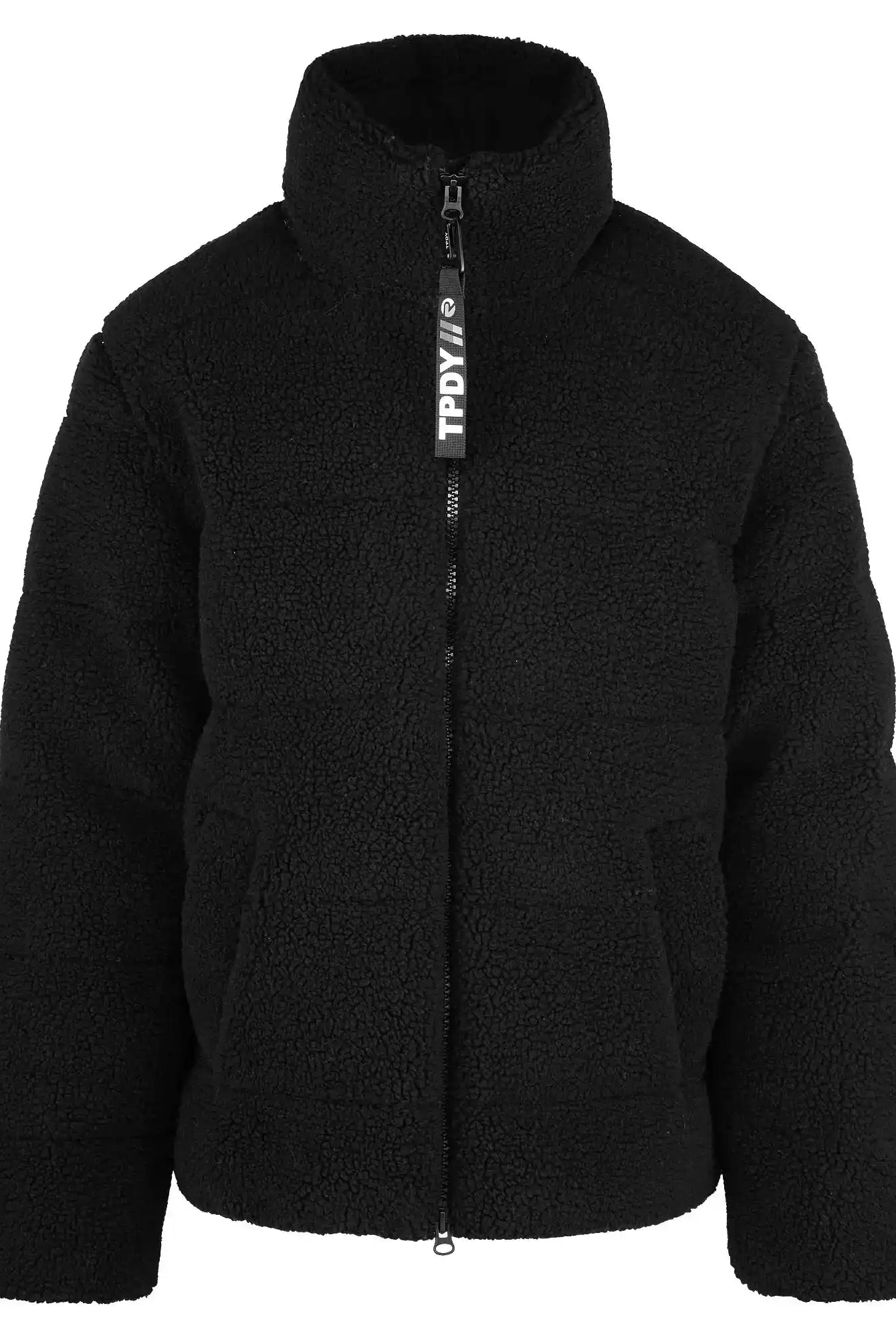 Die trueprodigy Herren Winterjacke mit flauschiger Sherpa-Oberfläche im Oversized Fit ist eine schwarze Pufferjacke mit Frontreißverschluss samt weiß beschriftetem Zipper, hohem Kragen und zwei Seitentaschen. Abgebildet vor weißem Hintergrund.