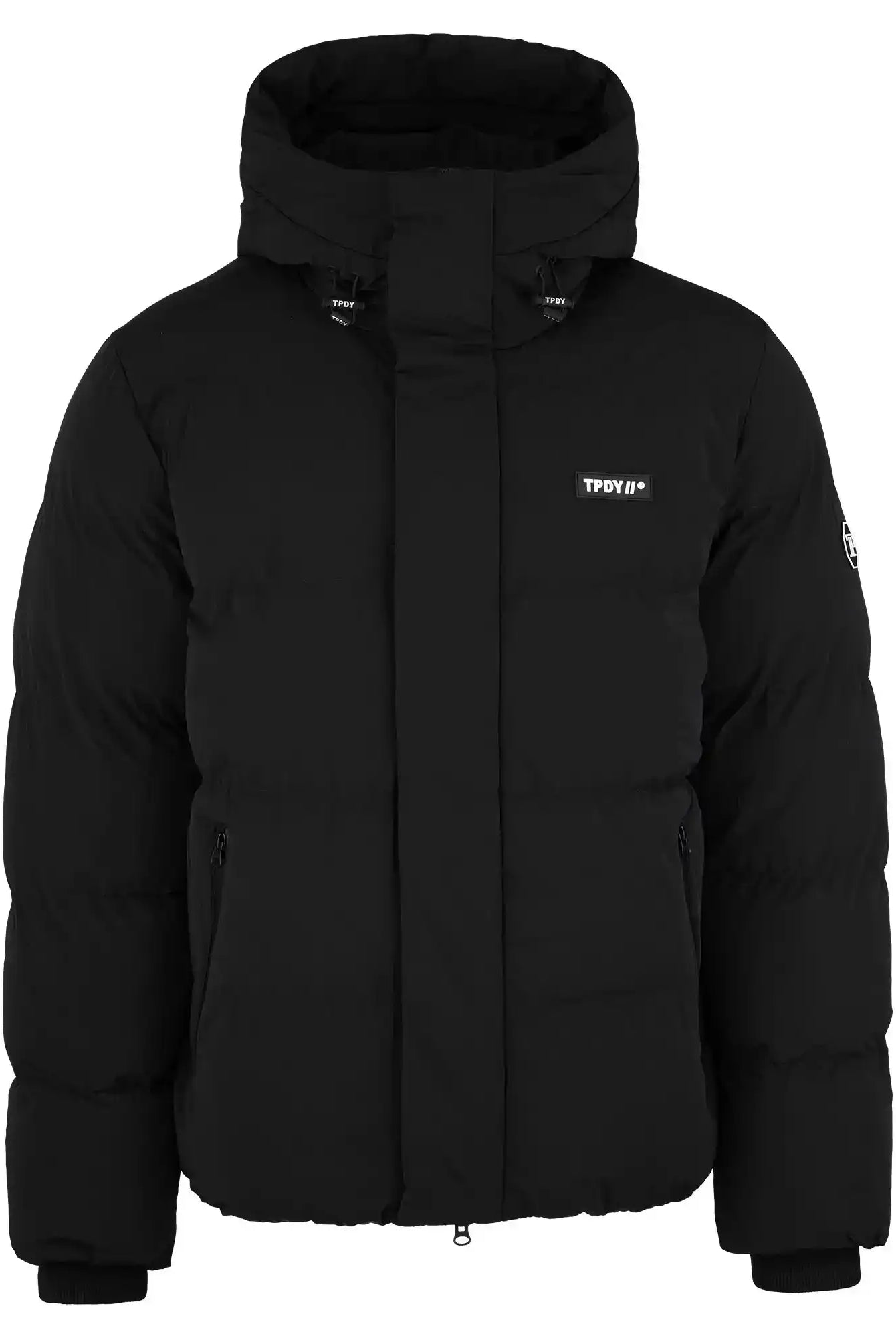 Eine schwarze trueprodigy Damen Winterjacke mit fester Kapuze im Oversized Fit, mit Frontreißverschluss und Druckknopfverschluss, zwei seitlichen Reißverschlusstaschen, einem kleinen weißen Brustlogo und einer wasserabweisenden, dicken, isolierten Konstruktion für Wärme.