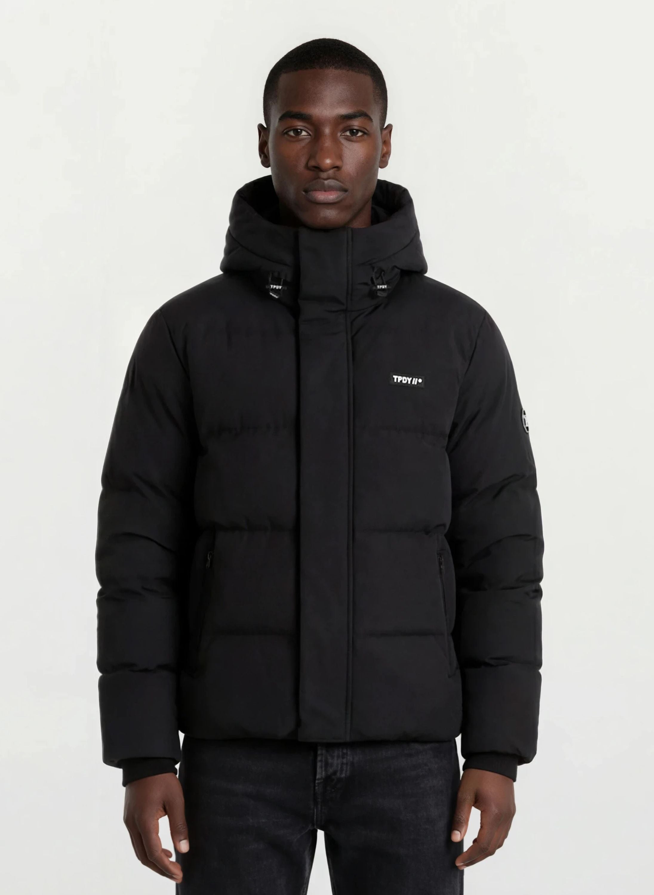 Ein Mann trägt eine trueprodigy Herren Winterjacke mit fester Kapuze im Oversized Fit.