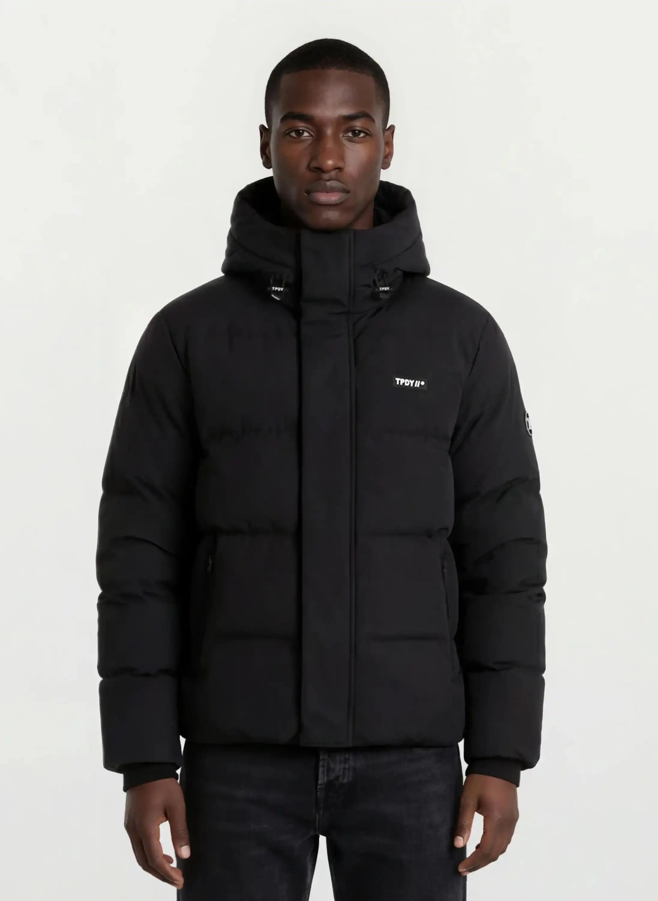 Ein Mann trägt eine trueprodigy Herren Winterjacke mit fester Kapuze im Oversized Fit.