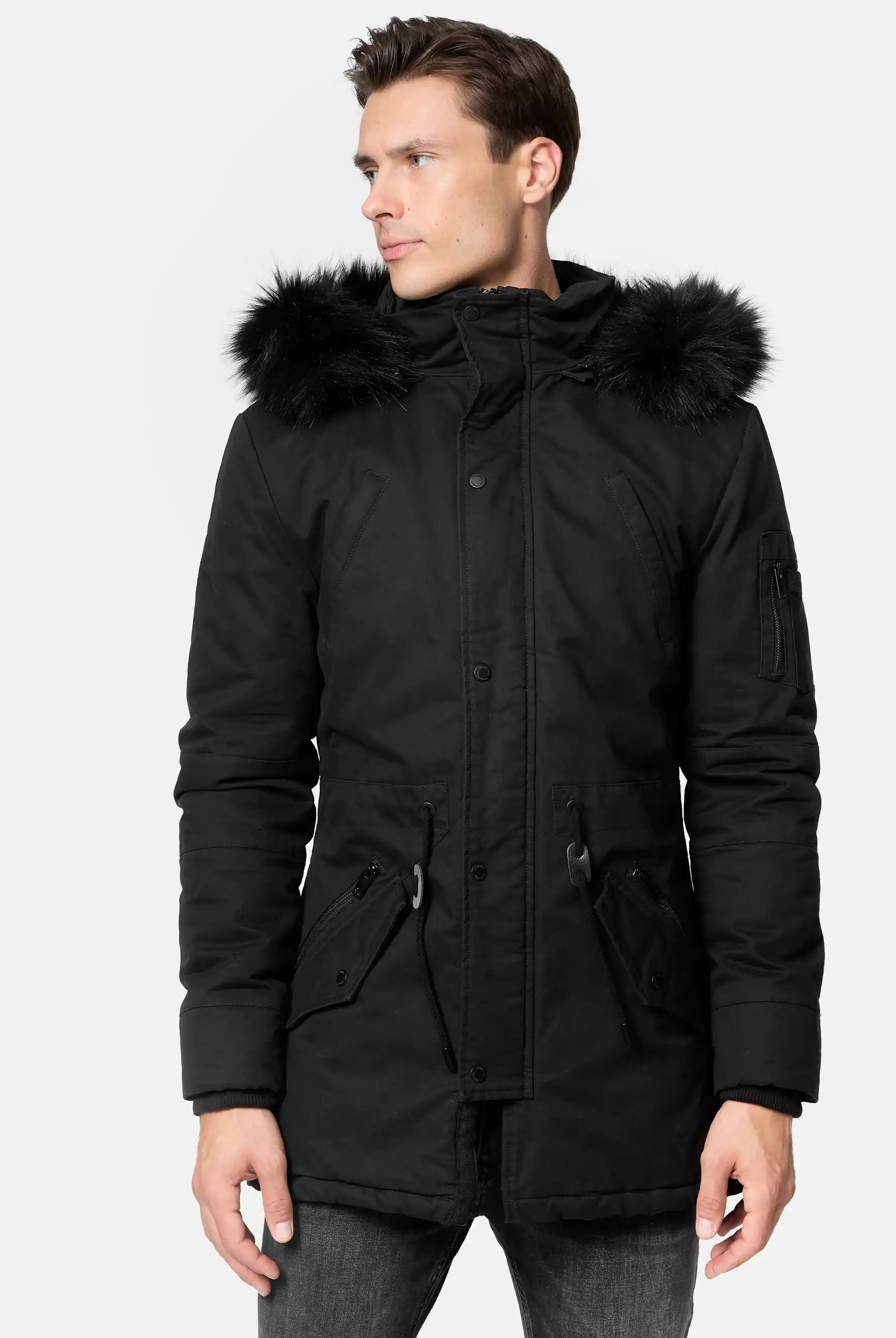 TRUEPRODIGY julius schwarze Herrenparka mit Kunstfellkapuze, Reißverschlusstaschen und Knopfdetails. Zeitloses Winterdesign, ideal für urbane Mode. Perfekt für stilvolle, funktionale Kaltwettergarderobe.