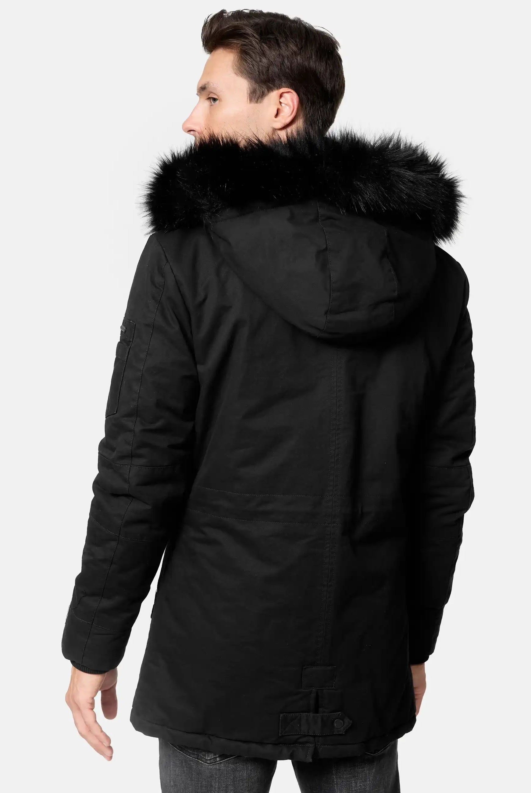 TRUEPRODIGY julius Herren-Winterjacke in Schwarz, gekennzeichnet durch Kapuze mit Kunstpelz und strukturiertes Design. Rückansicht zeigt stilvolle, warme Jacke für kühle Wetterbedingungen. Perfekt für urbane Outfits.