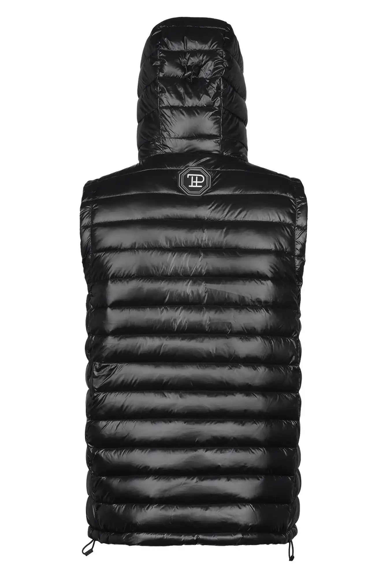 Die schwarze, ärmellose Jared Herrenweste mit Glanz und Kapuze von trueprodigy zeigt sich von hinten, mit horizontaler Steppung, einem kleinen gestickten Logo auf dem oberen Rücken und verstellbaren Kordelzügen am Saum.