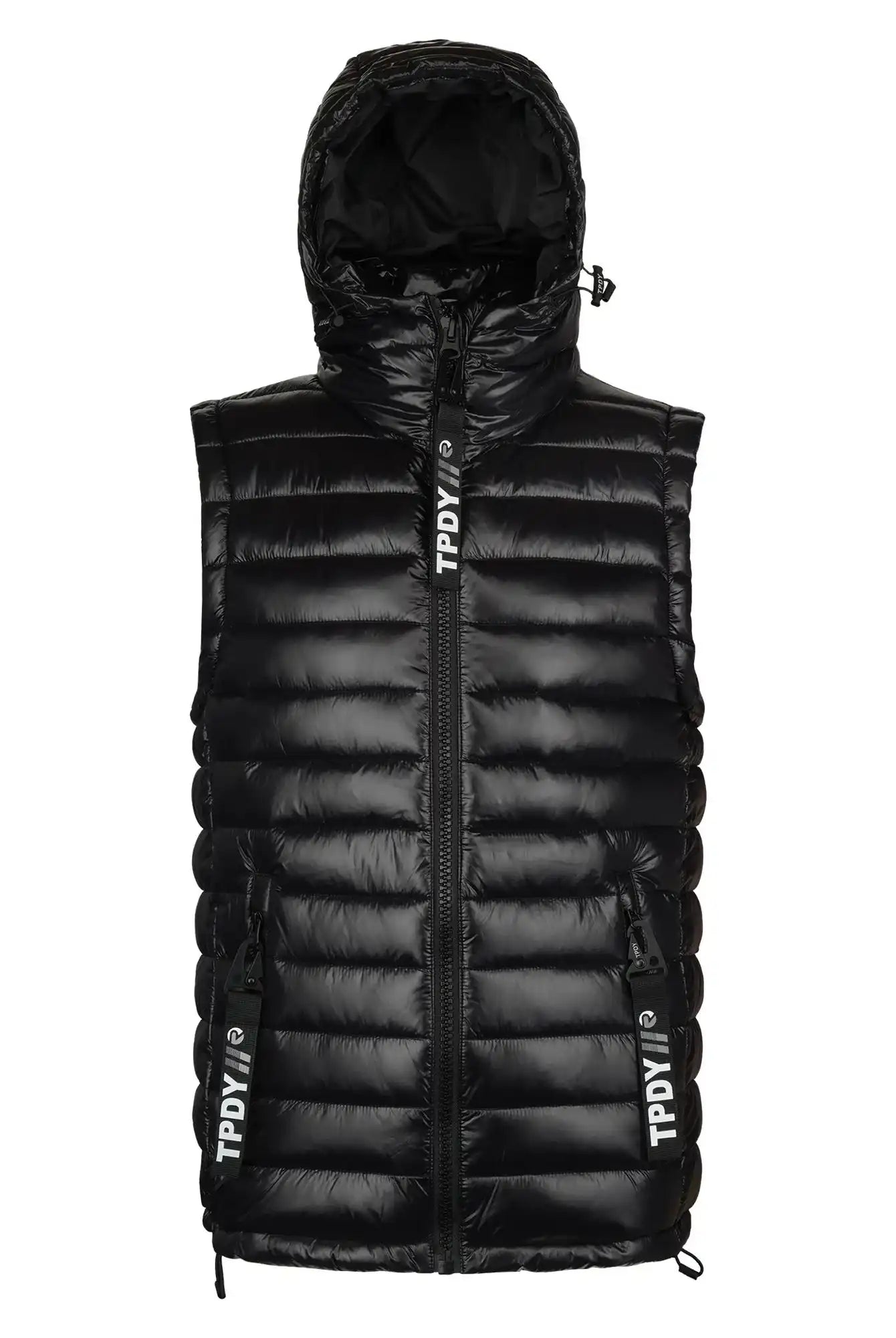Die trueprodigy Jared Herrenweste mit Glanz und Kapuze ist eine schwarze, ärmellose Pufferweste mit horizontaler Steppung, Reißverschlusstaschen und TPDIV-Schriftzug in der Nähe der Reißverschlüsse und auf der vorderen Reißverschlussklappe.