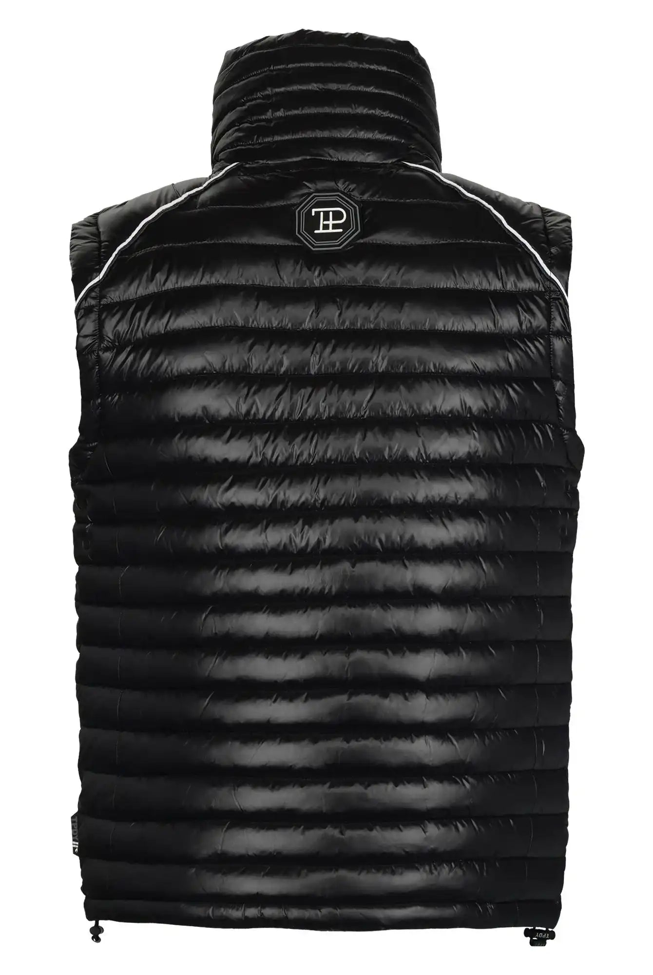 Die schwarze, glänzende Dave Herrenweste mit Glanz und Stehkragen von trueprodigy zeigt sich von hinten mit horizontalen Nähten und einem kleinen runden Logopatch in der Nähe des hohen Kragens. Diese moderne Weste hat keine sichtbaren Ärmel.