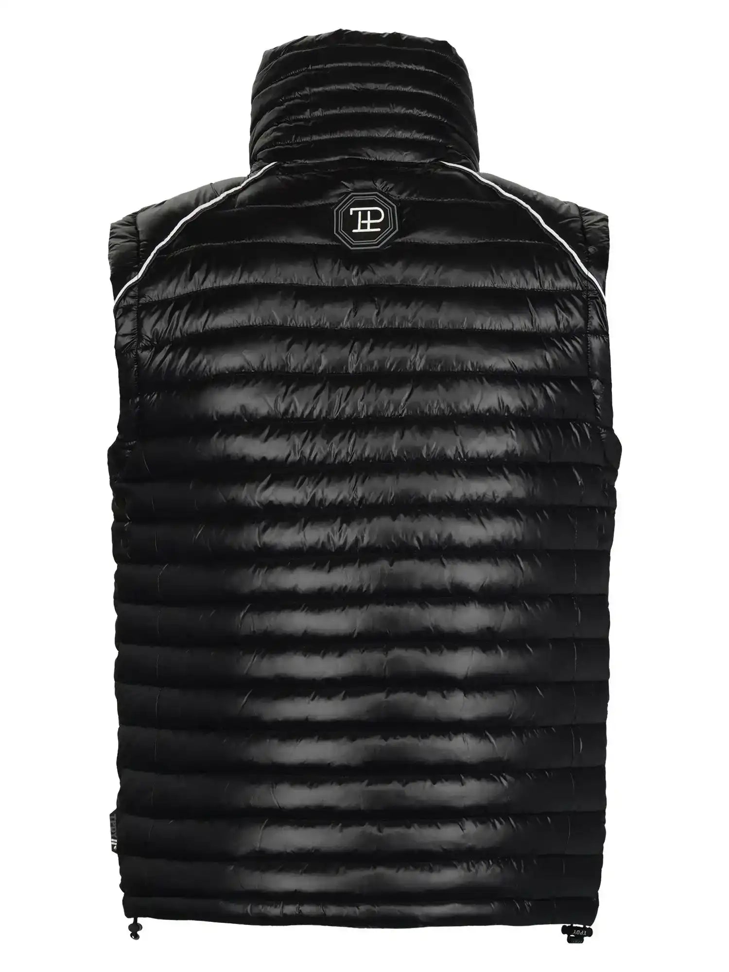 Die schwarze, glänzende Dave Herrenweste mit Glanz und Stehkragen von trueprodigy zeigt sich von hinten mit horizontalen Nähten und einem kleinen runden Logopatch in der Nähe des hohen Kragens. Diese moderne Weste hat keine sichtbaren Ärmel.