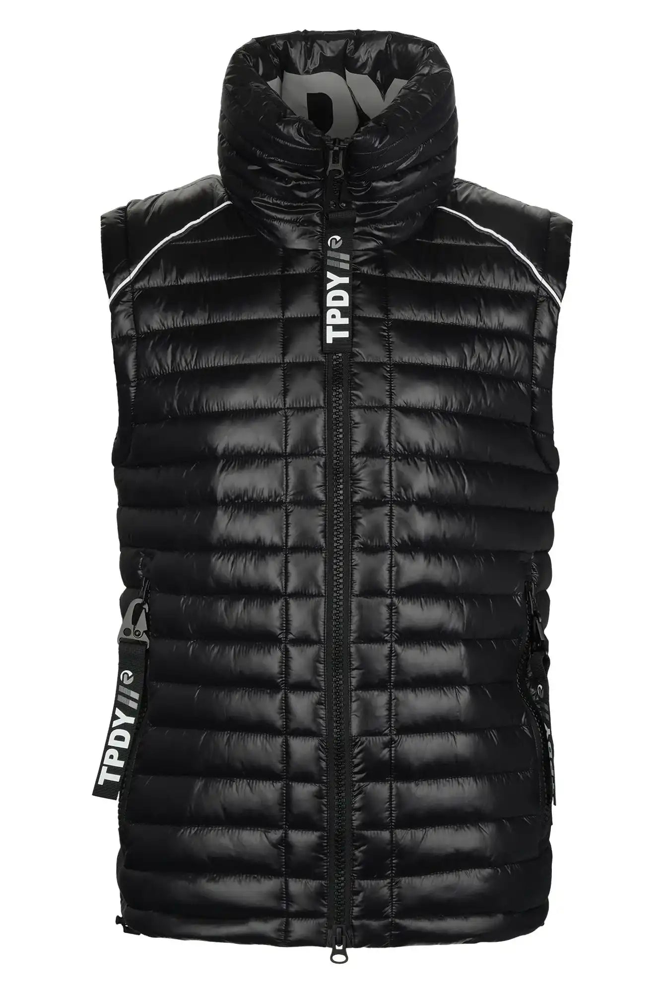 Die Dave Herrenweste mit Glanz und Stehkragen von trueprodigy ist eine schwarze, ärmellose Weste mit horizontaler Steppung, hohem Kragen, Frontreißverschluss mit TPDVI-Schriftzug, weißen Paspeln an den Schultern - stylisch und perfekt für Männer.