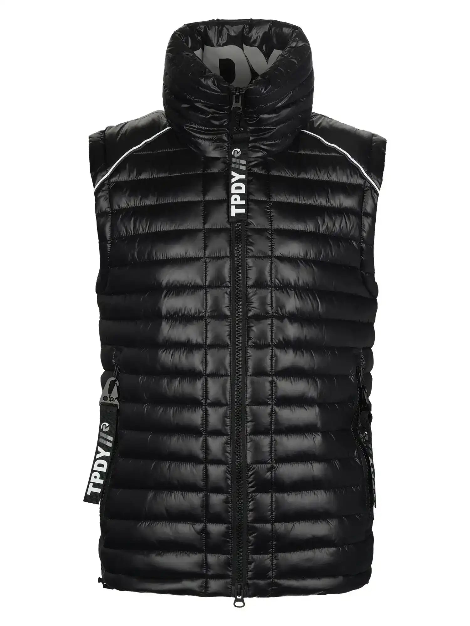 Die Dave Herrenweste mit Glanz und Stehkragen von trueprodigy ist eine schwarze, ärmellose Weste mit horizontaler Steppung, hohem Kragen, Frontreißverschluss mit TPDVI-Schriftzug, weißen Paspeln an den Schultern - stylisch und perfekt für Männer.
