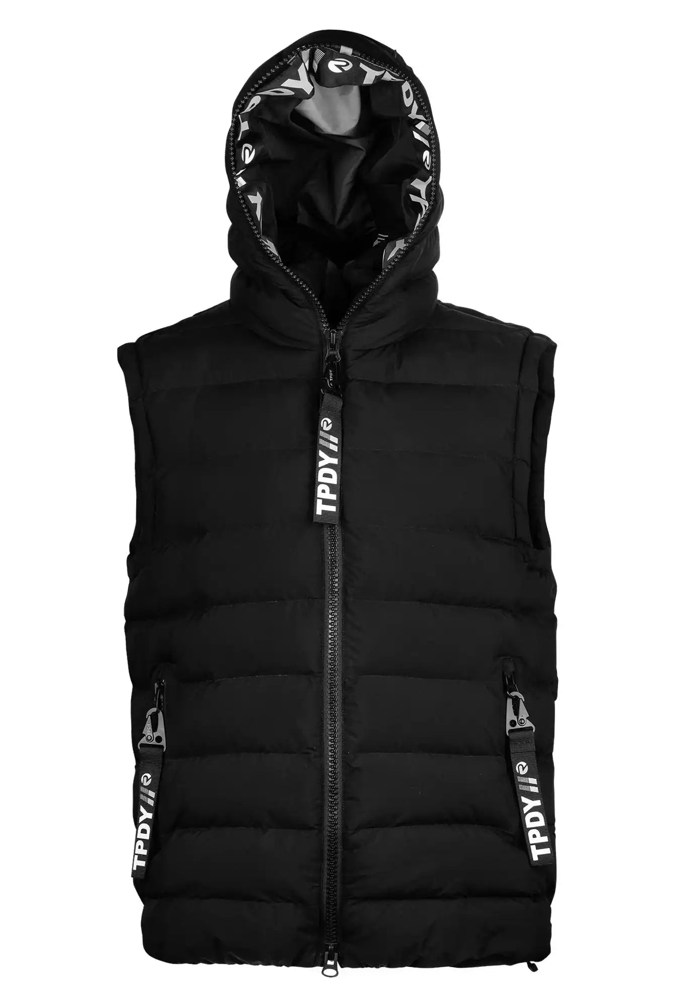 Die Matthew F Damenweste mit Kapuze matt von trueprodigy in schwarz hat einen Frontreißverschluss, zwei Seitentaschen mit Reißverschluss und schwarz-weiße TPDY-Markenzeichen an den Reißverschlüssen und der Kapuze. Auf weißem Hintergrund abgebildet.