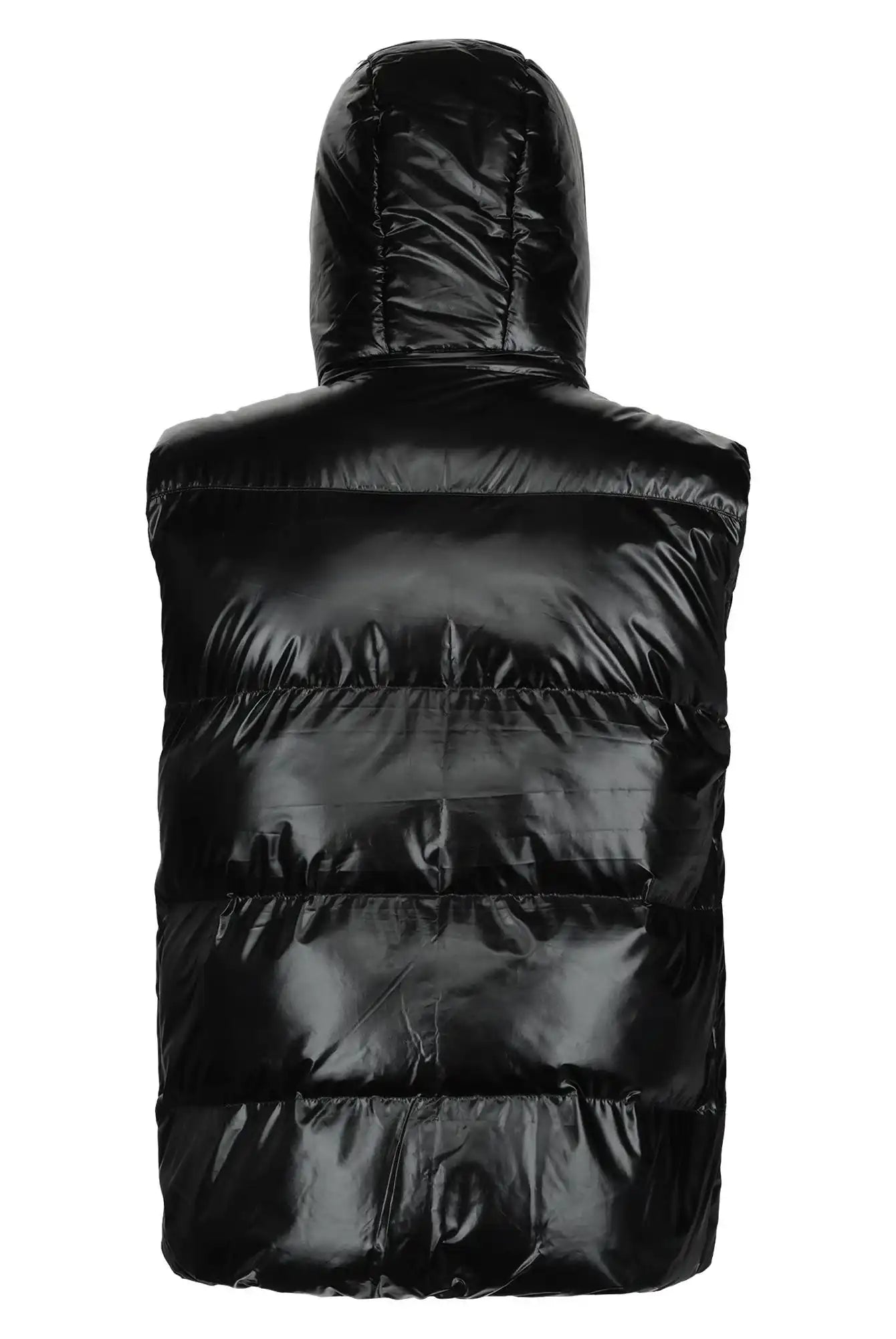 Die trueprodigy Darko F Weste glänzend mit Kapuze ist eine schwarze, glänzende, ärmellose Weste mit einer Kapuze. Von der Rückseite aus gesehen, verfügt sie über horizontale Nähte und dick wattierte Füllung für einen gesteppten Look.