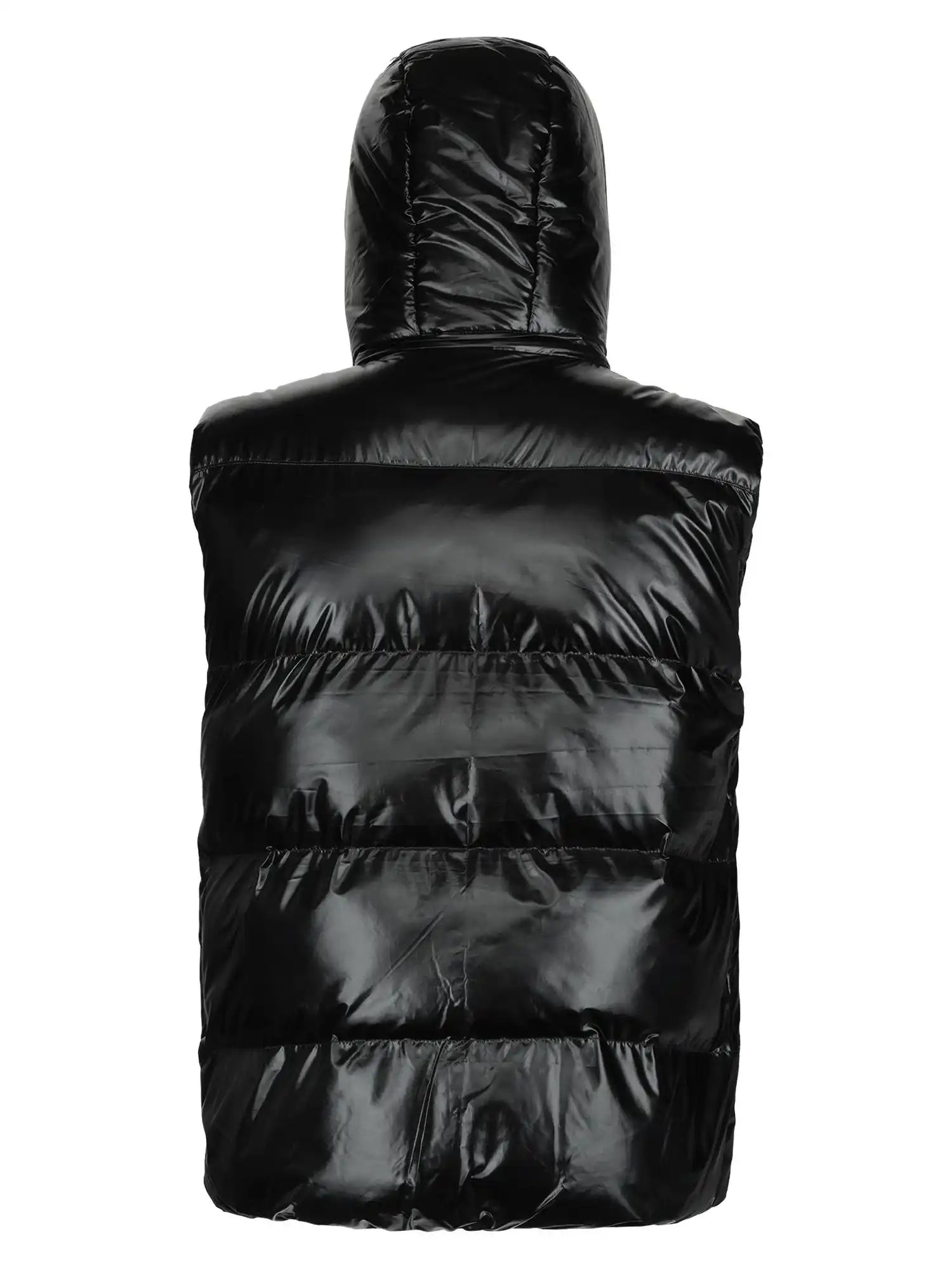 Die trueprodigy Darko F Weste glänzend mit Kapuze ist eine schwarze, glänzende, ärmellose Weste mit einer Kapuze. Von der Rückseite aus gesehen, verfügt sie über horizontale Nähte und dick wattierte Füllung für einen gesteppten Look.