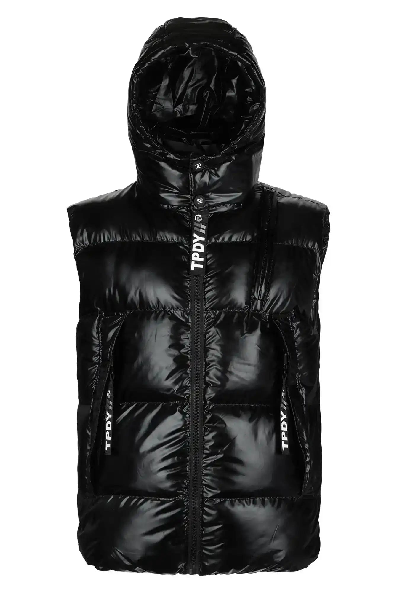 Die trueprodigy Darko F Weste glänzend mit Kapuze ist eine glänzende schwarze Pufferweste mit Kapuze, ärmellosem Design, Frontreißverschluss, zwei Reißverschlusstaschen und TPDY Text auf Reißverschlüssen und Brust. Mit dick wattierter Füllung für zusätzliche Wärme.