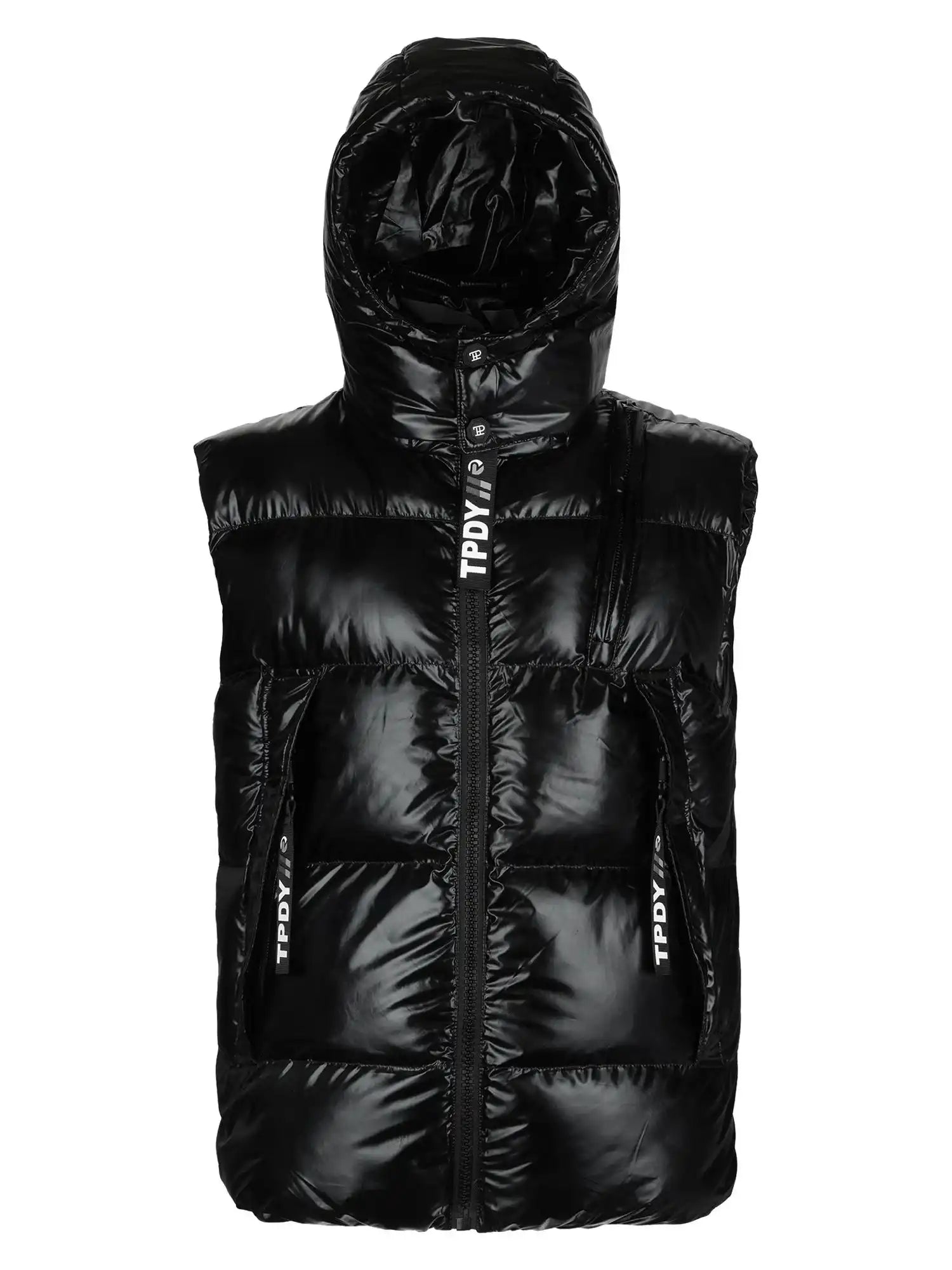 Die trueprodigy Darko F Weste glänzend mit Kapuze ist eine glänzende schwarze Pufferweste mit Kapuze, ärmellosem Design, Frontreißverschluss, zwei Reißverschlusstaschen und TPDY Text auf Reißverschlüssen und Brust. Mit dick wattierter Füllung für zusätzliche Wärme.
