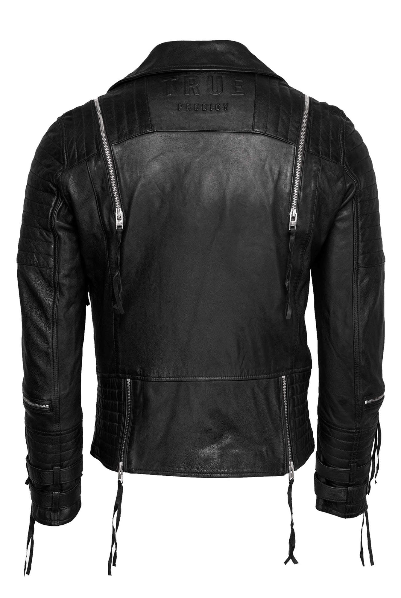 Die Biker Lederjacke Herren "Jackson" von trueprodigy in schwarz zeigt sich von hinten mit gesteppten Schultern und Ärmeln, zwei vertikalen Reißverschlüssen am oberen Rücken, TRUE PROJECT-Prägung oben und Riemen an Ärmeln und Saum.