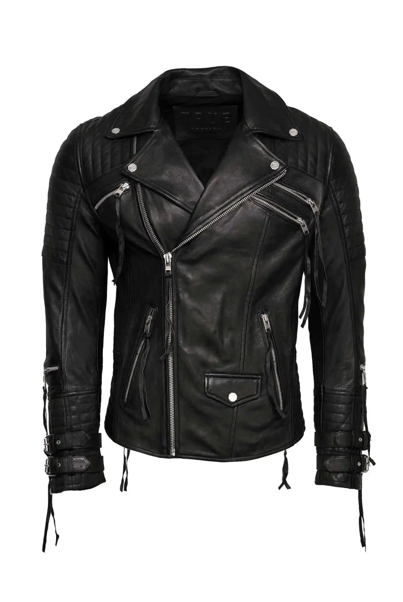 Die trueprodigy Jackson Bikerlederjacke mit Schnallen in schwarz präsentiert sich mit asymmetrischem Frontreißverschluss, gesteppten Schultern, Reißverschlusstaschen und Schnallen an Ärmeln und Seiten vor weißem Hintergrund.