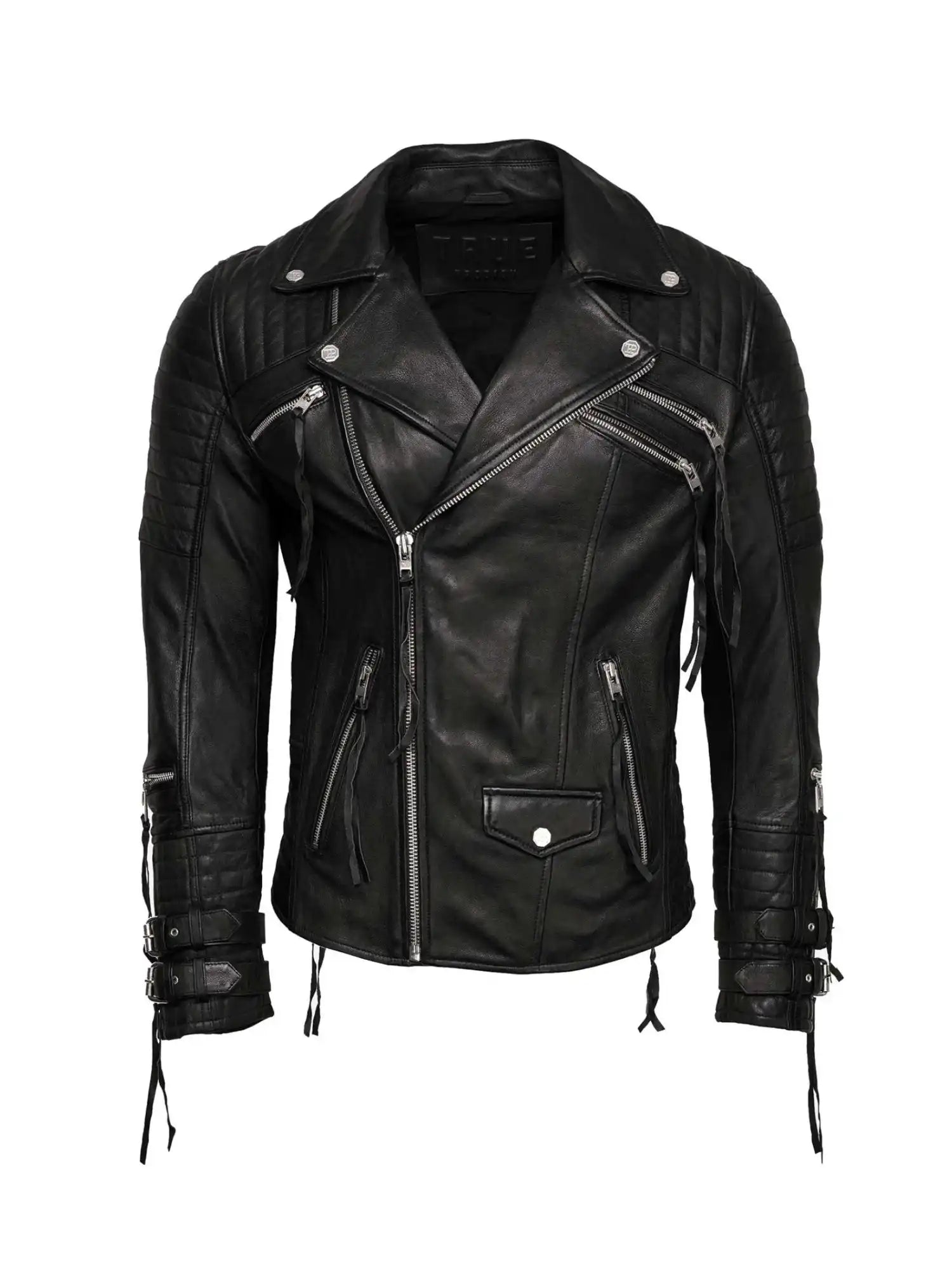 Die trueprodigy Jackson Bikerlederjacke mit Schnallen in schwarz präsentiert sich mit asymmetrischem Frontreißverschluss, gesteppten Schultern, Reißverschlusstaschen und Schnallen an Ärmeln und Seiten vor weißem Hintergrund.