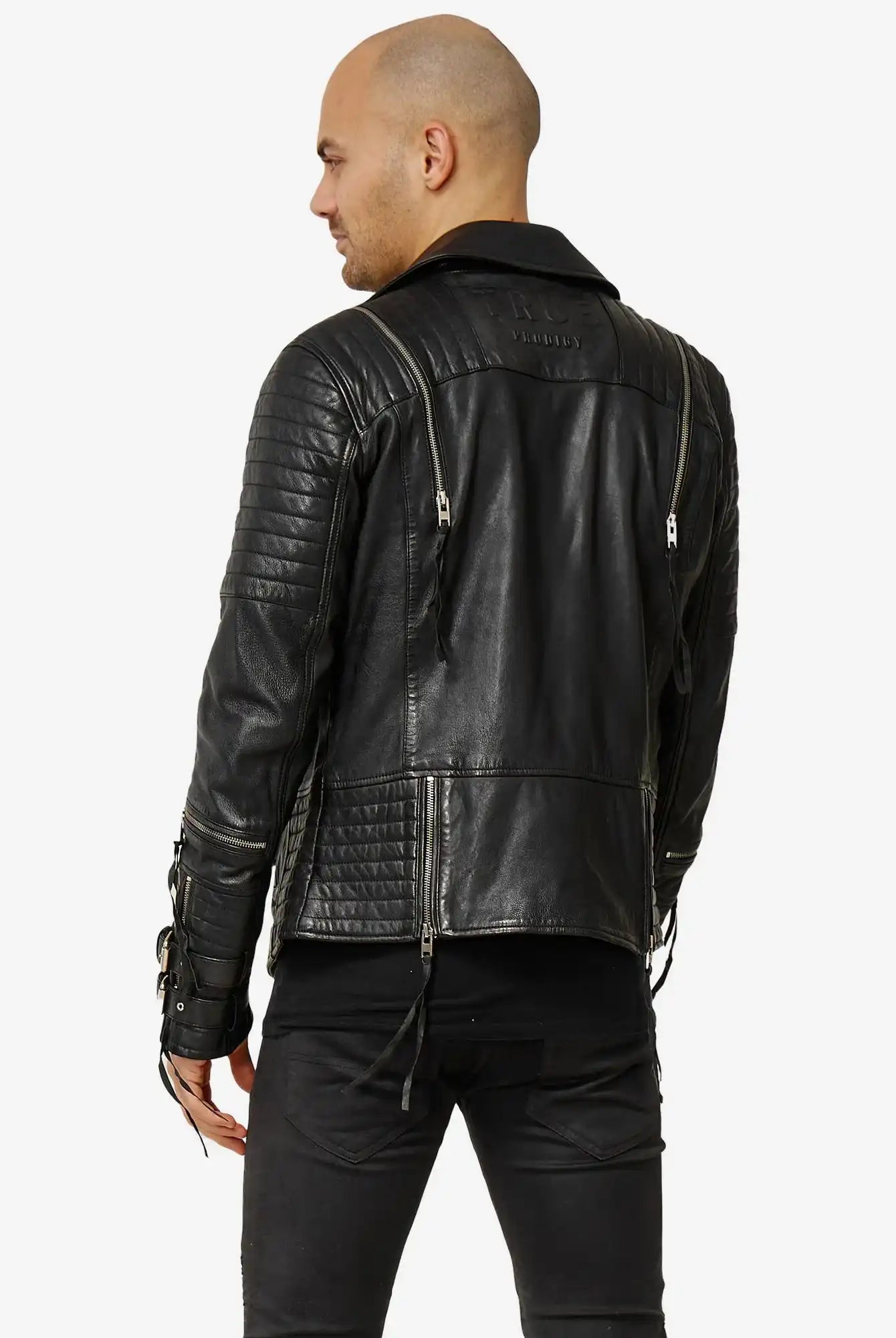 Ein Mann trägt die Trueprodigy Jackson Bikerlederjacke mit Schnallen.