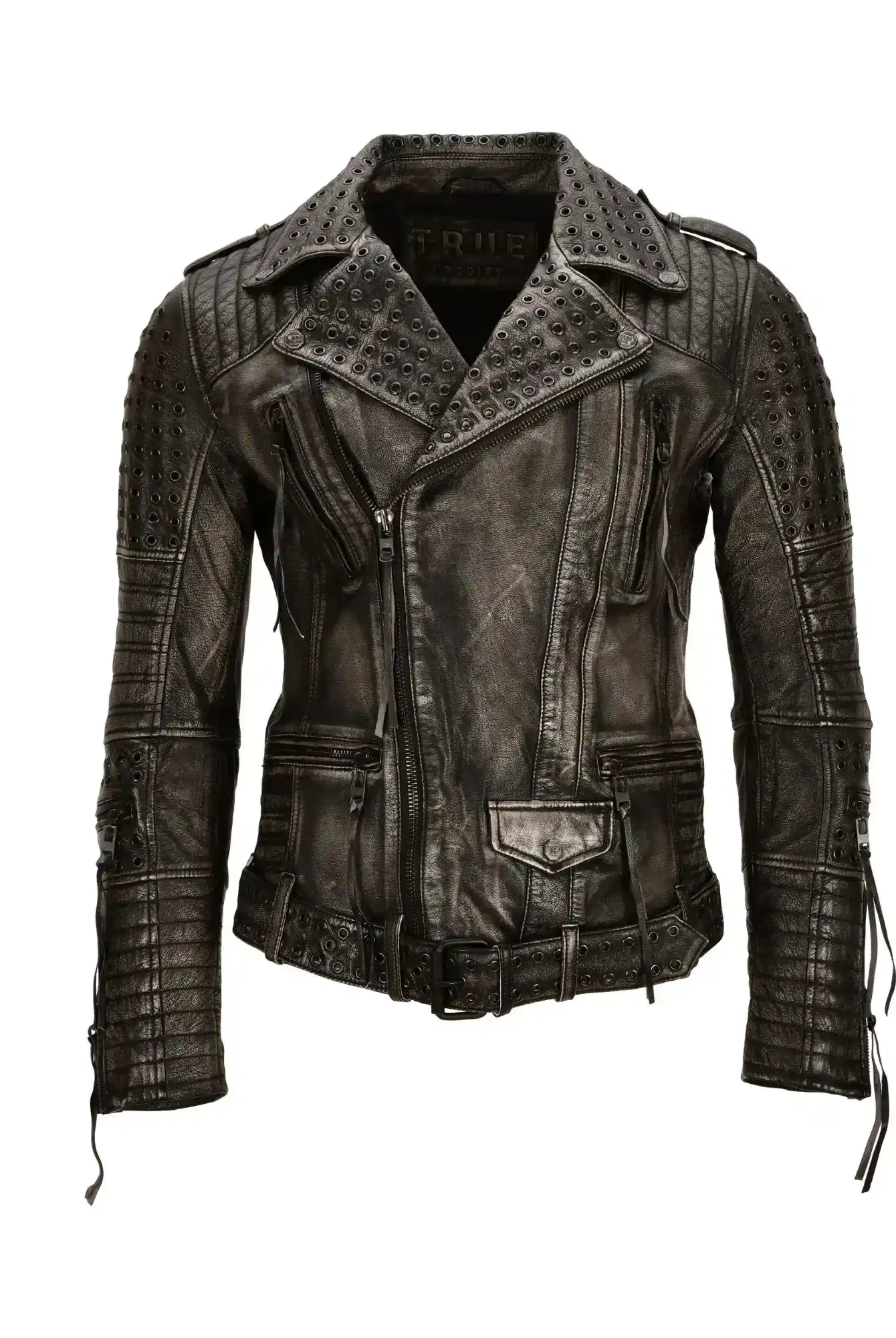 Die trueprodigy Geralt Vintage Lederjacke mit Ösen besticht durch gesteppte Details, Metallösen an Schultern, Ärmeln und Taille, mehrere Reißverschlüsse sowie Taillengürtel - präsentiert vor weißem Hintergrund.