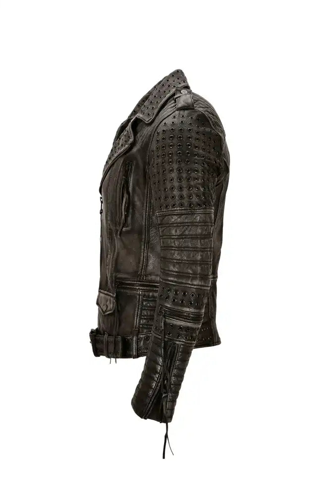 Geralt Vintage Lederjacke mit Ösen von trueprodigy: Schwarze Bikerjacke mit Ösendetails an Schultern und Ärmeln, mehreren Reißverschlüssen, Taschen und Taillengürtel, seitlich vor weißem Hintergrund gezeigt.