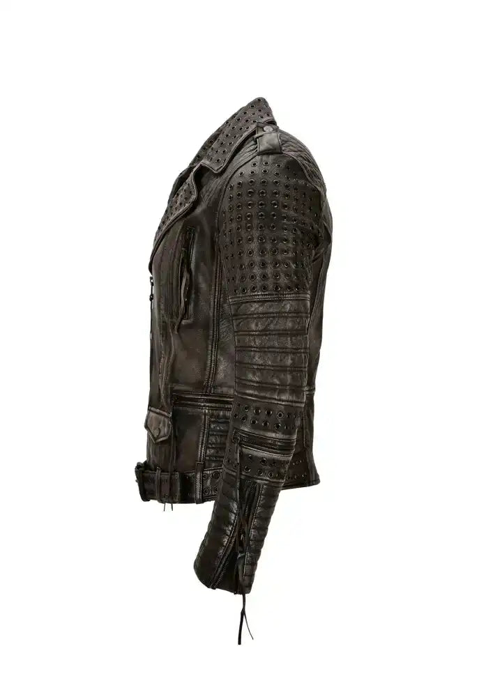 Geralt Vintage Lederjacke mit Ösen von trueprodigy: Schwarze Bikerjacke mit Ösendetails an Schultern und Ärmeln, mehreren Reißverschlüssen, Taschen und Taillengürtel, seitlich vor weißem Hintergrund gezeigt.