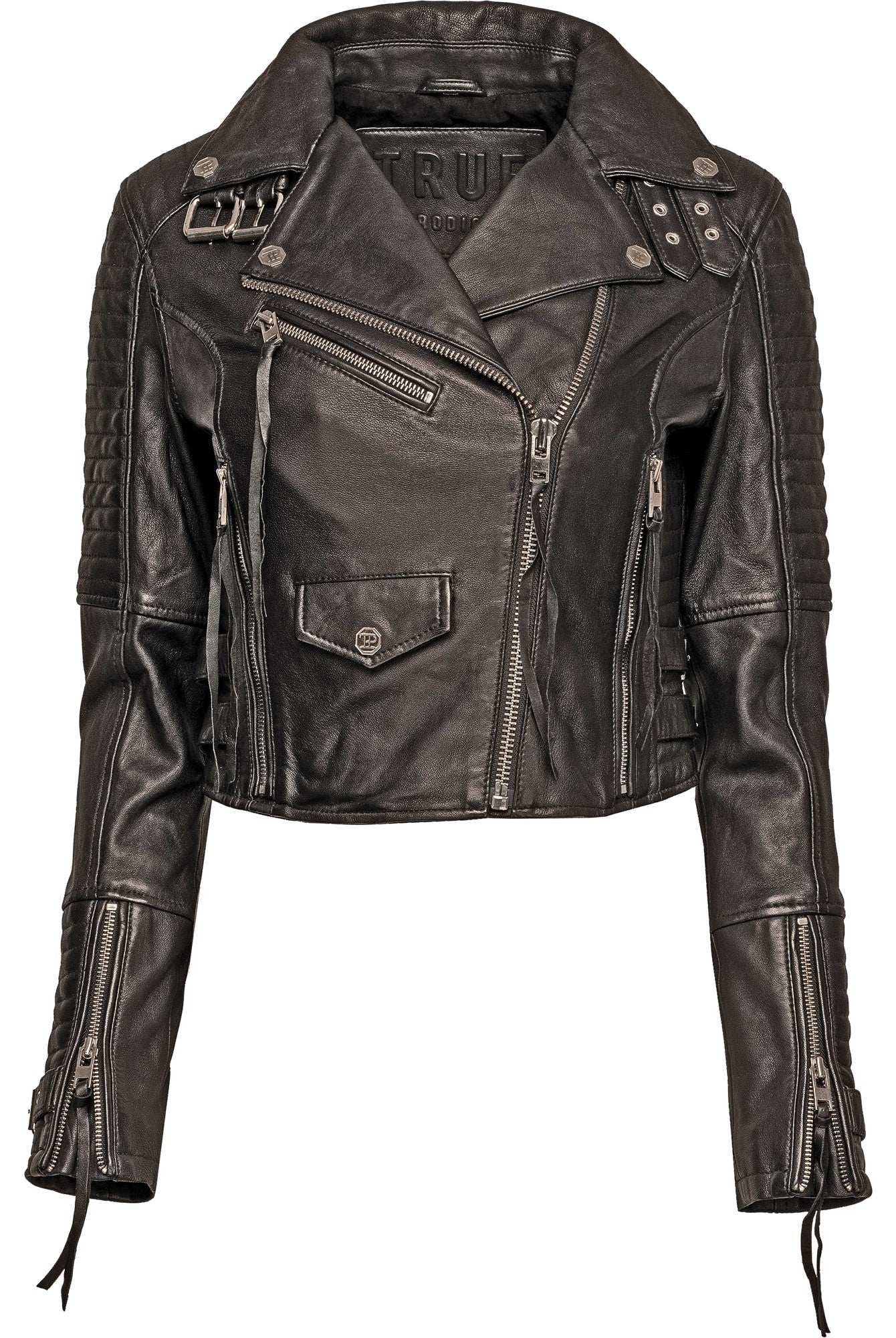 Die Freya Bikerlederjacke mit Schnallen von trueprodigy ist aus schwarzem Schafsleder, im kurzen Schnitt, mit gesteppten Schultern, mehreren Zippern, langen Ärmeln mit Reißverschlüssen und einer kleinen Klappentasche vorne.