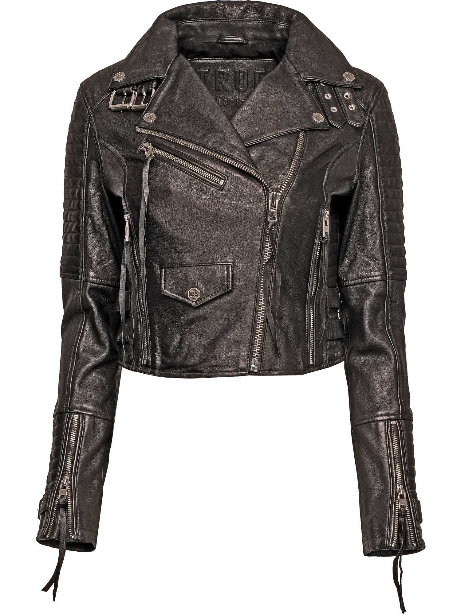 Die Freya Bikerlederjacke mit Schnallen von trueprodigy ist aus schwarzem Schafsleder, im kurzen Schnitt, mit gesteppten Schultern, mehreren Zippern, langen Ärmeln mit Reißverschlüssen und einer kleinen Klappentasche vorne.