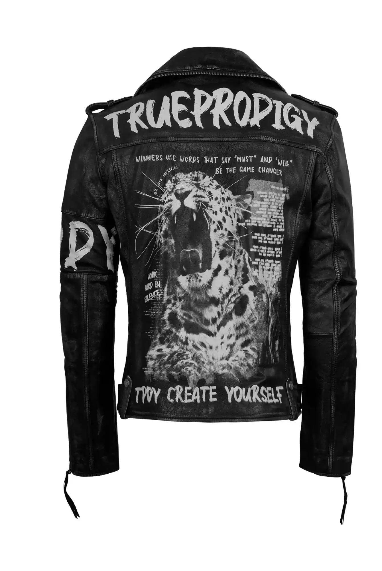 Die Russell Lederjacke mit Print von trueprodigy ist eine schwarze Biker-Jacke aus Ziegenleder mit fetten weißen TRUEPRODIGY-Schriftzügen, einem Leoparden-Print und Slogans wie TPDV CREATE YOURSELF & WINNERS USE WORTS THAT SAY MUST AND WILL.