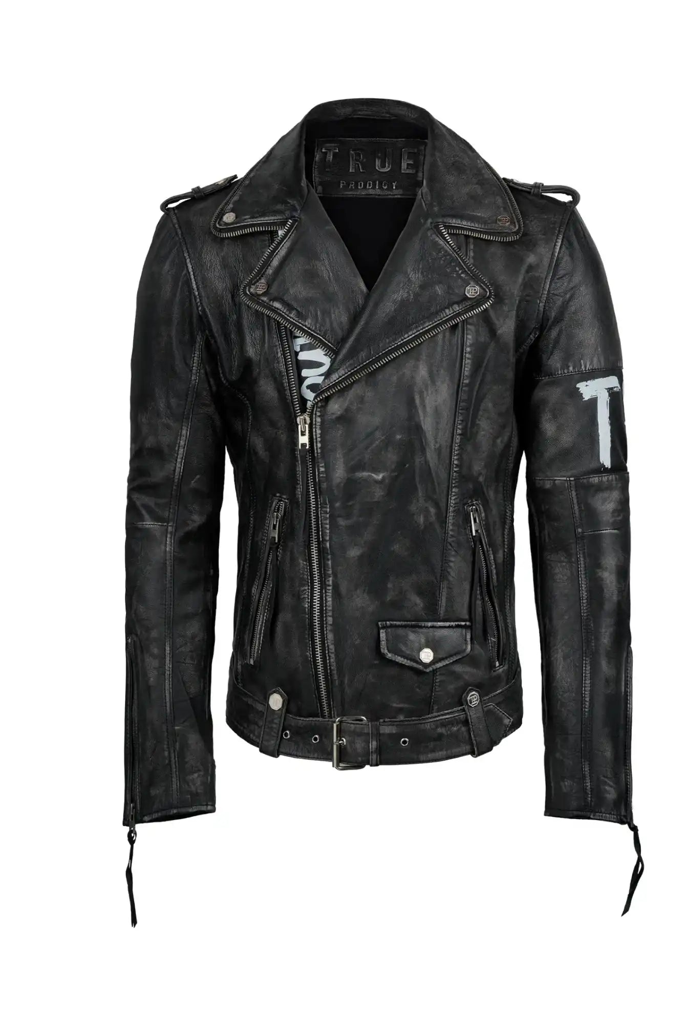Die trueprodigy Russell Lederjacke mit Print ist eine schwarze Herrenjacke im Biker-Stil mit mehreren Reißverschlüssen, Druckknöpfen, Taillengürtel, weißen Prints auf dem rechten Ärmel und der linken Brust und einem stylischen Distressed Finish.
