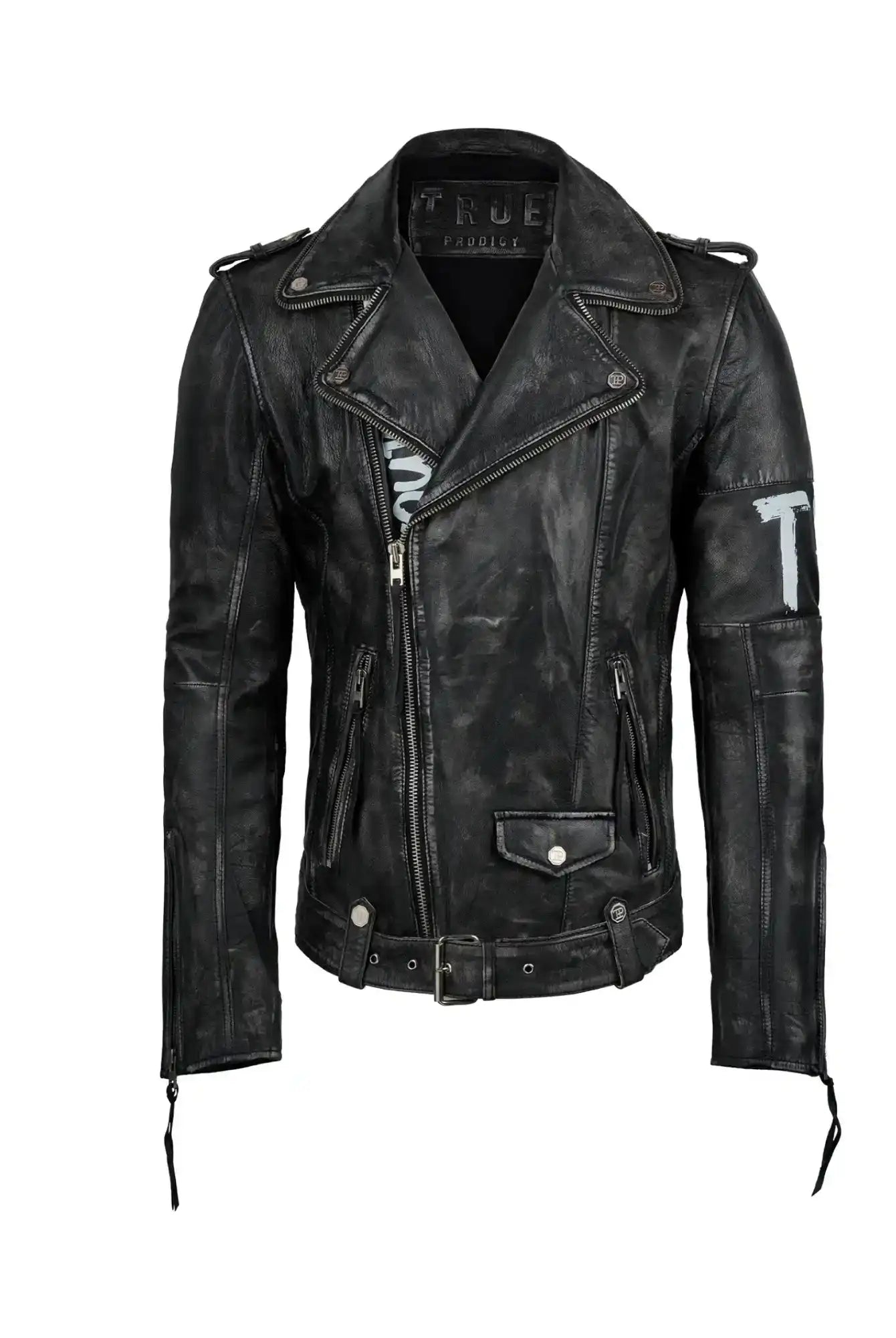 Die trueprodigy Russell Lederjacke mit Print ist eine schwarze Herrenjacke im Biker-Stil mit mehreren Reißverschlüssen, Druckknöpfen, Taillengürtel, weißen Prints auf dem rechten Ärmel und der linken Brust und einem stylischen Distressed Finish.