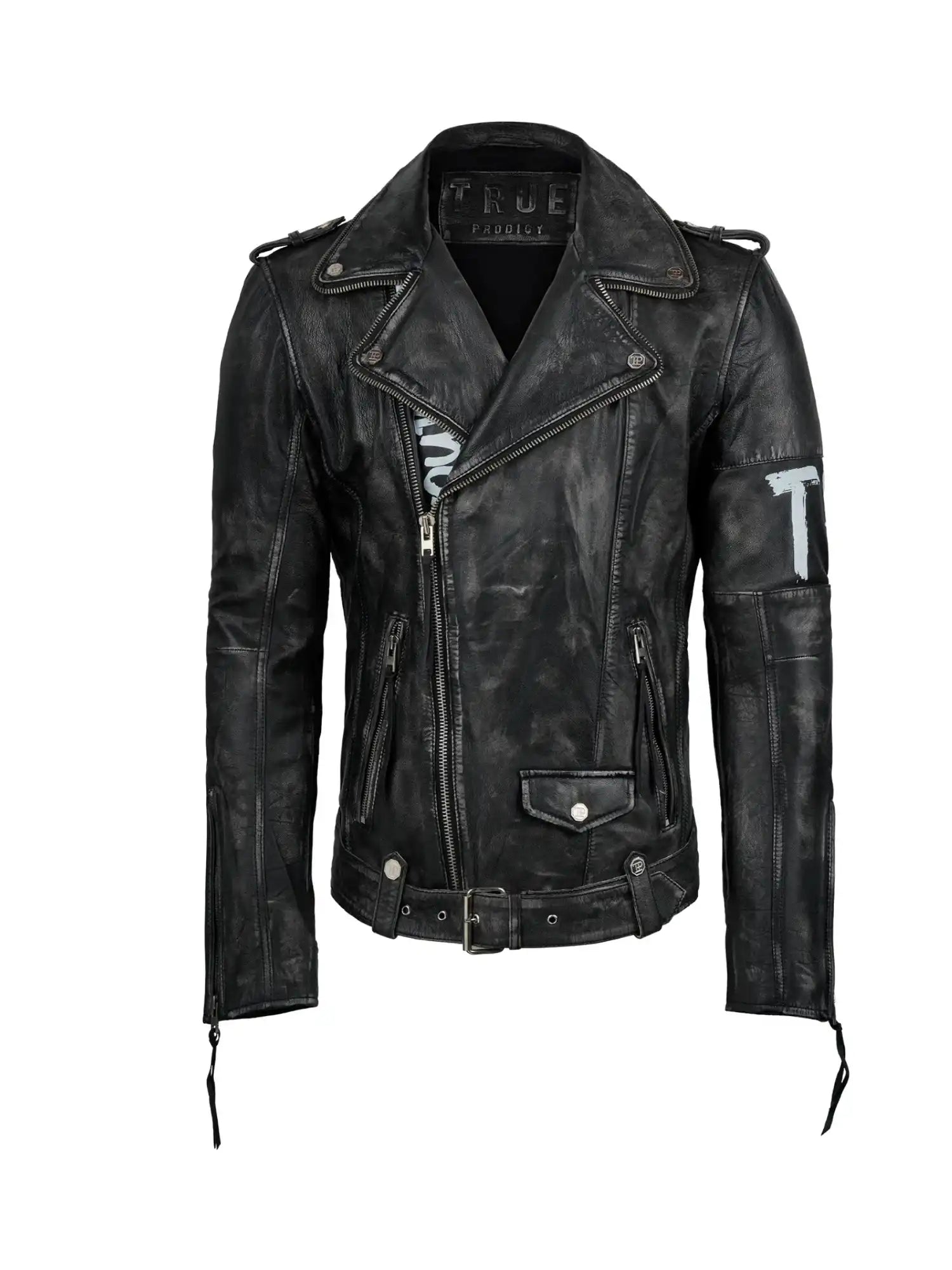 Die trueprodigy Russell Lederjacke mit Print ist eine schwarze Herrenjacke im Biker-Stil mit mehreren Reißverschlüssen, Druckknöpfen, Taillengürtel, weißen Prints auf dem rechten Ärmel und der linken Brust und einem stylischen Distressed Finish.