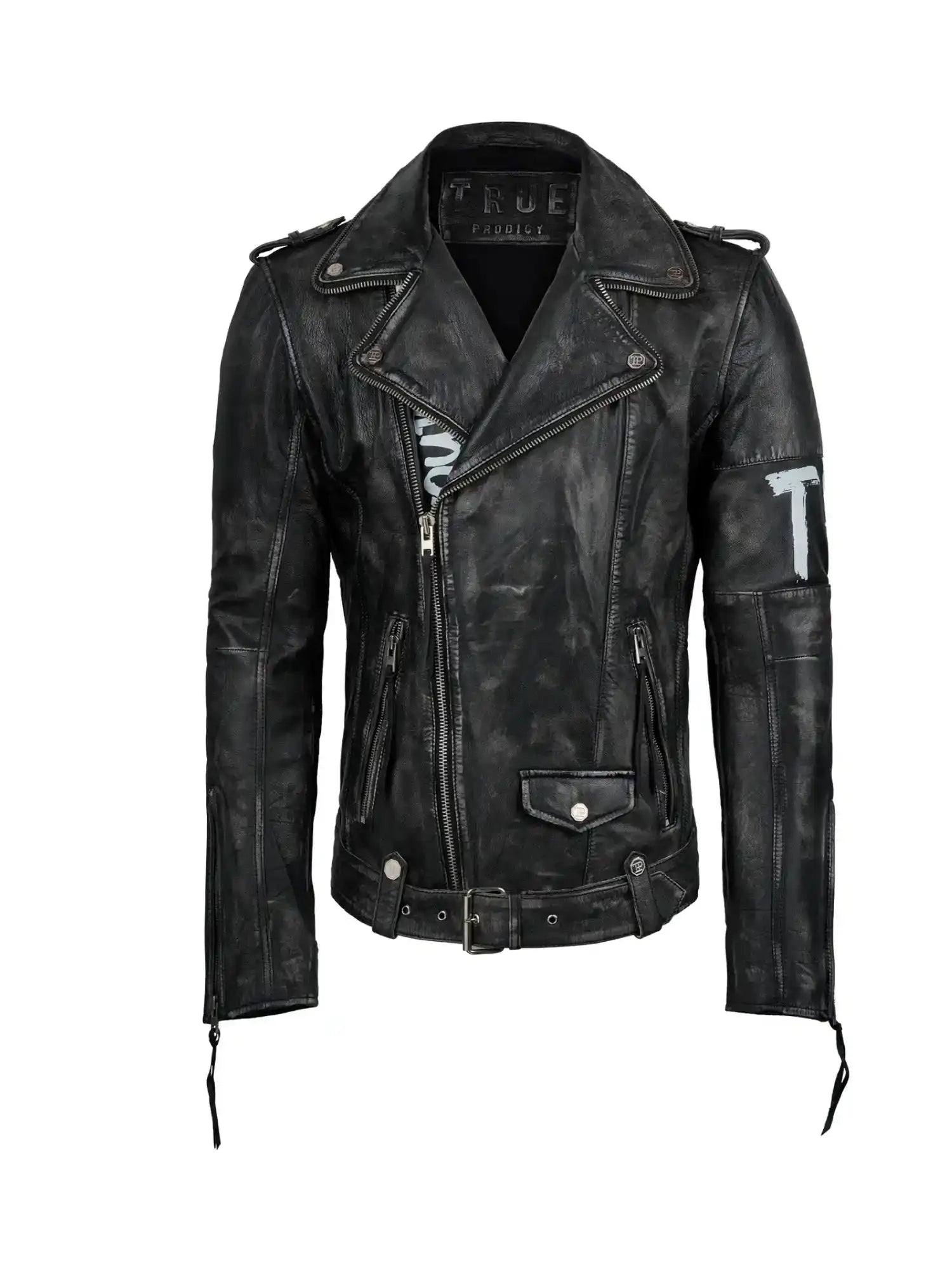 Die trueprodigy Russell Lederjacke mit Print ist eine schwarze Herrenjacke im Biker-Stil mit mehreren Reißverschlüssen, Druckknöpfen, Taillengürtel, weißen Prints auf dem rechten Ärmel und der linken Brust und einem stylischen Distressed Finish.