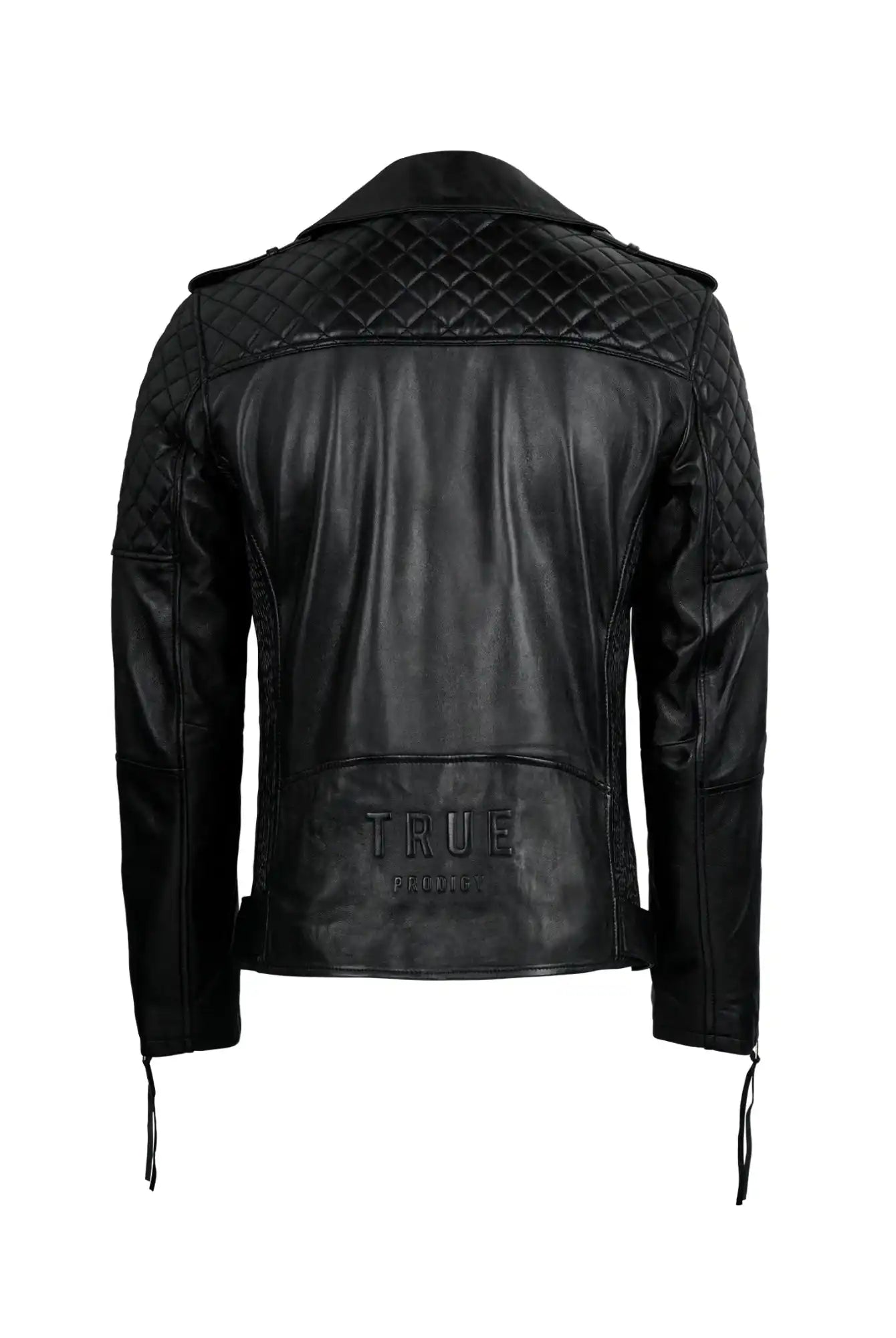 Die Simba Bikerlederjacke mit Gürtel von trueprodigy zeigt sich von hinten in schwarzem Schafsleder, mit abgesteppten Nähten an Schultern/Armen. Der Schriftzug "TRUE" ist in der Nähe des Saums eingeprägt, und kantige Ärmel mit Reißverschluss vervollständigen diese stylische Bikerjacke Herren.