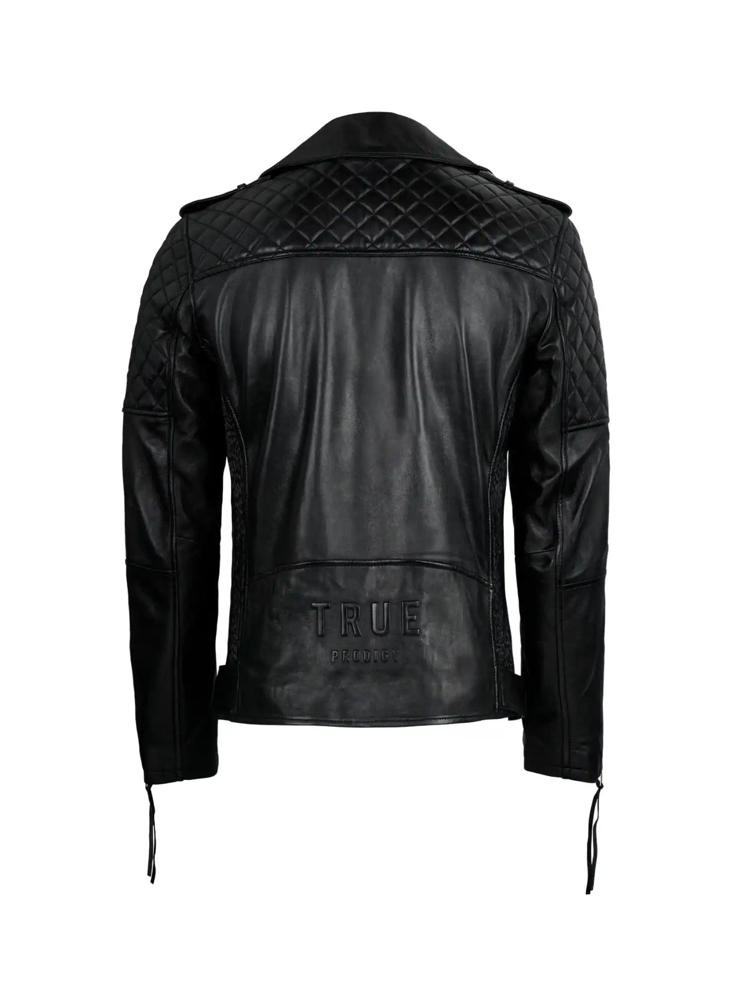 Die Simba Bikerlederjacke mit Gürtel von trueprodigy zeigt sich von hinten in schwarzem Schafsleder, mit abgesteppten Nähten an Schultern/Armen. Der Schriftzug "TRUE" ist in der Nähe des Saums eingeprägt, und kantige Ärmel mit Reißverschluss vervollständigen diese stylische Bikerjacke Herren.