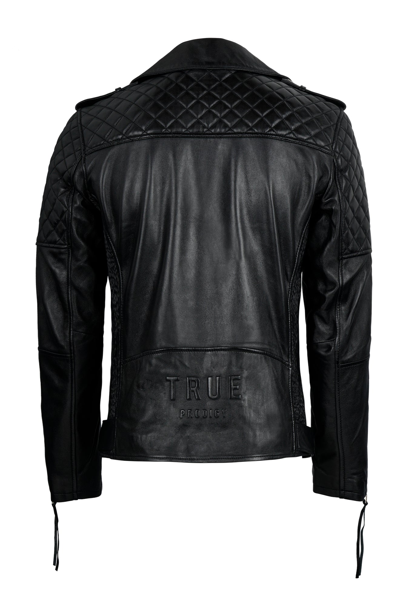 Die trueprodigy Biker Lederjacke Herren "Simba" mit Gürtel in Schwarz besticht durch gesteppte Schulterpartien, Ärmelbündchen mit Reißverschluss und die TRUE PARIS-Prägung auf dem unteren Rücken, die von hinten gezeigt wird und für einen mutigen Biker-Look sorgt.