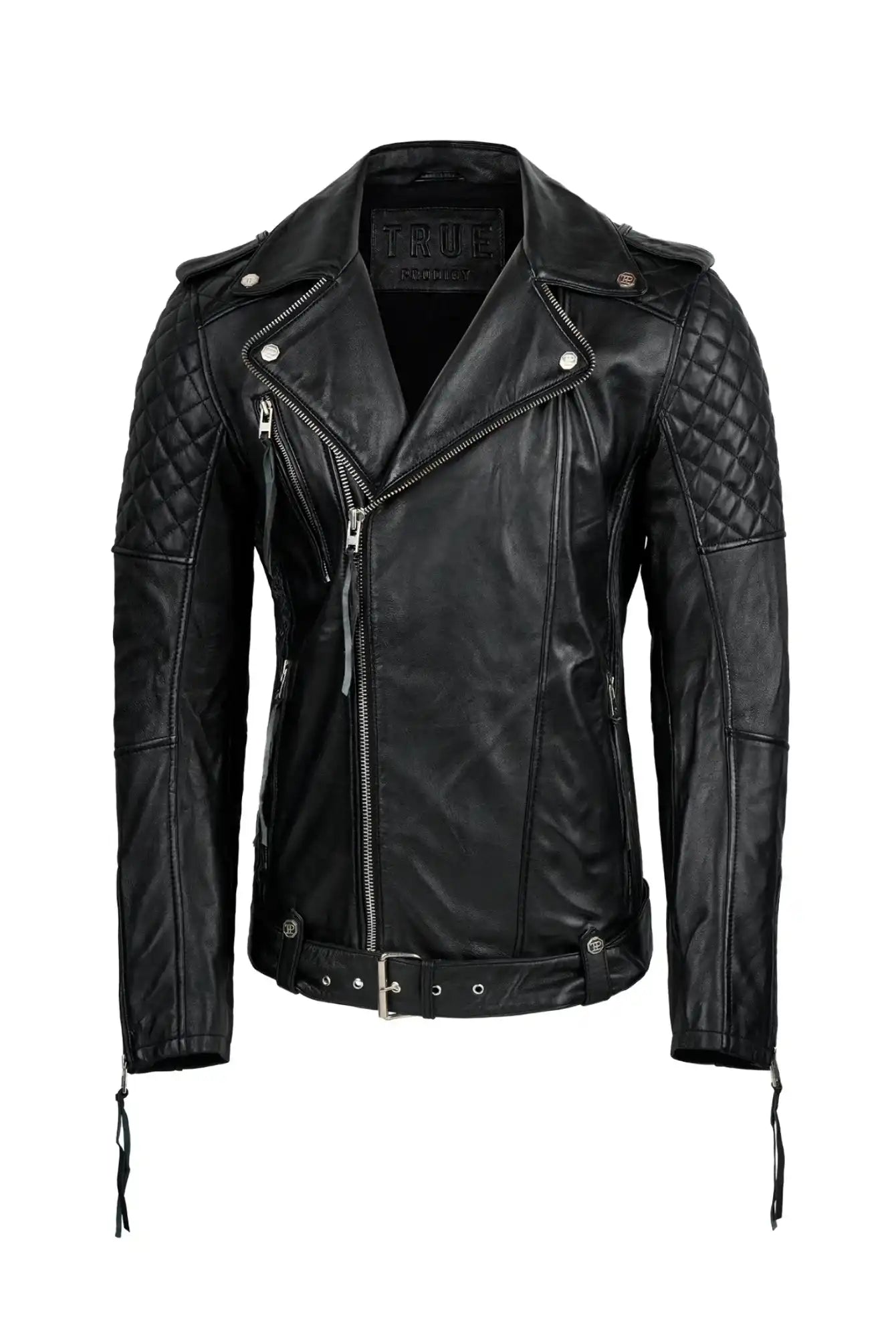 Die trueprodigy Simba Bikerlederjacke mit Gürtel ist eine schwarze Herrenlederjacke mit gesteppten Schultern, asymmetrischem Frontreißverschluss, silberner Hardware, Seitentaschen und einem Gürtel in der Taille, abgebildet auf einem schlichten weißen Hintergrund.