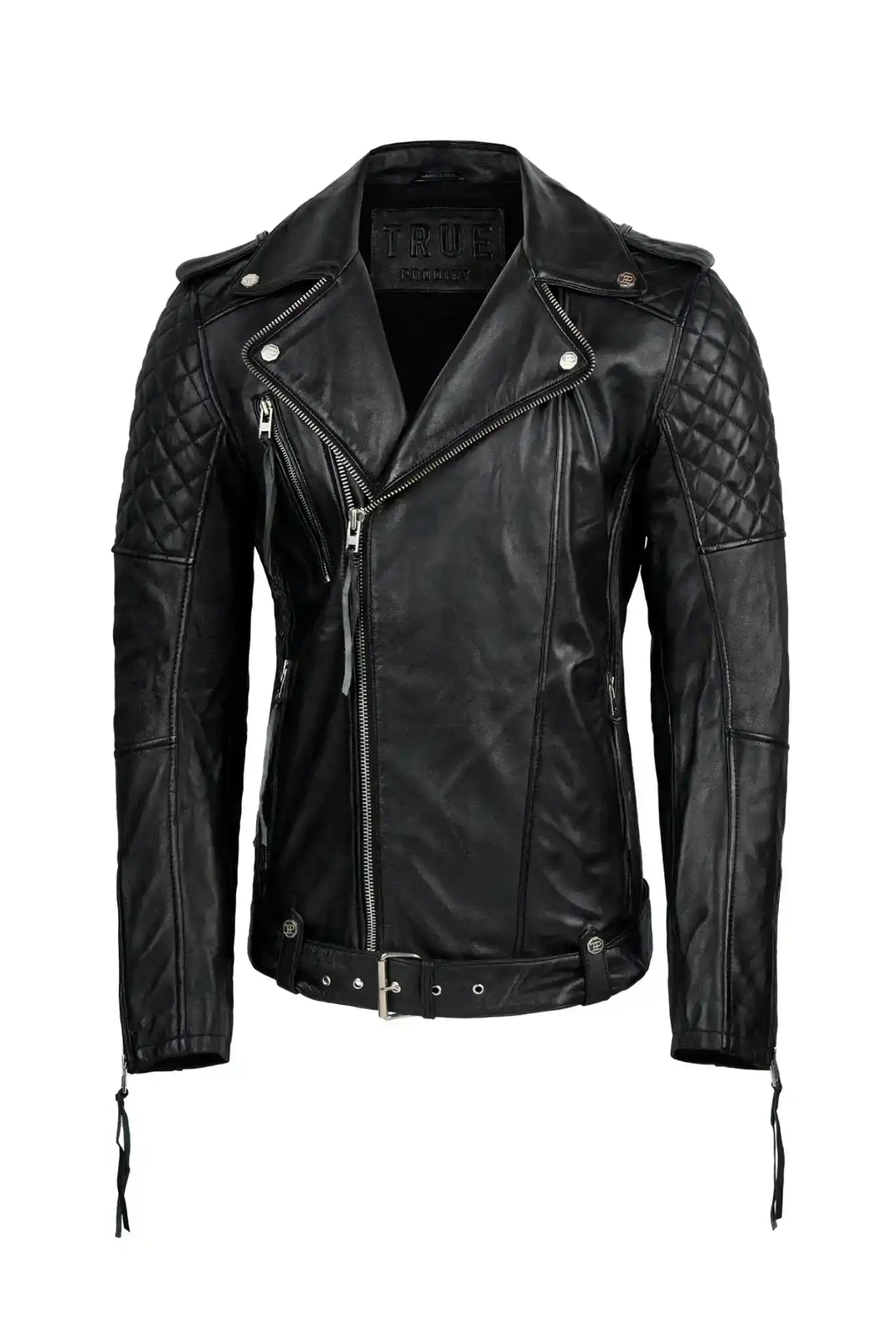 Die trueprodigy Simba Bikerlederjacke mit Gürtel ist eine schwarze Herrenlederjacke mit gesteppten Schultern, asymmetrischem Frontreißverschluss, silberner Hardware, Seitentaschen und einem Gürtel in der Taille, abgebildet auf einem schlichten weißen Hintergrund.