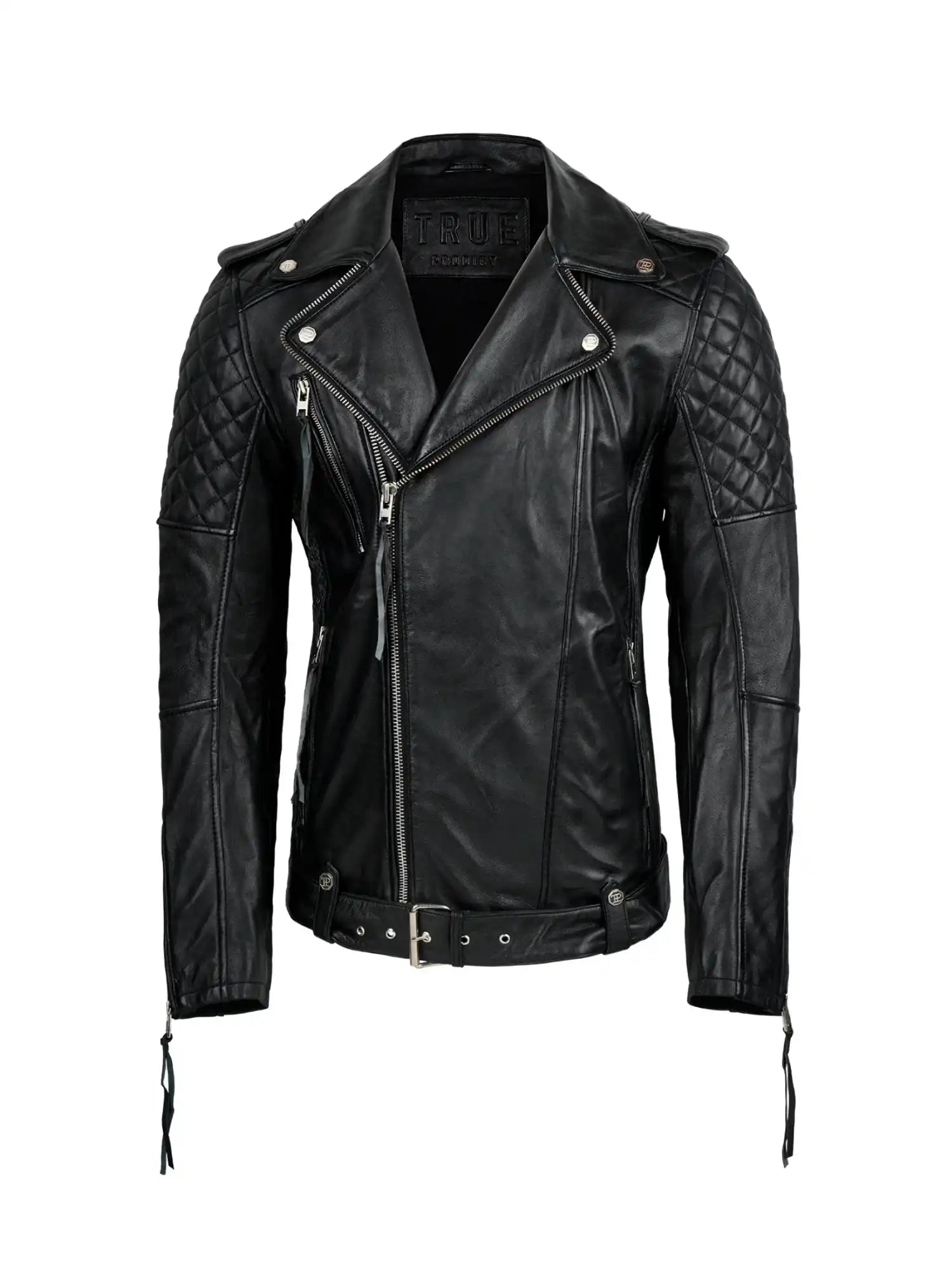 Die trueprodigy Simba Bikerlederjacke mit Gürtel ist eine schwarze Herrenlederjacke mit gesteppten Schultern, asymmetrischem Frontreißverschluss, silberner Hardware, Seitentaschen und einem Gürtel in der Taille, abgebildet auf einem schlichten weißen Hintergrund.