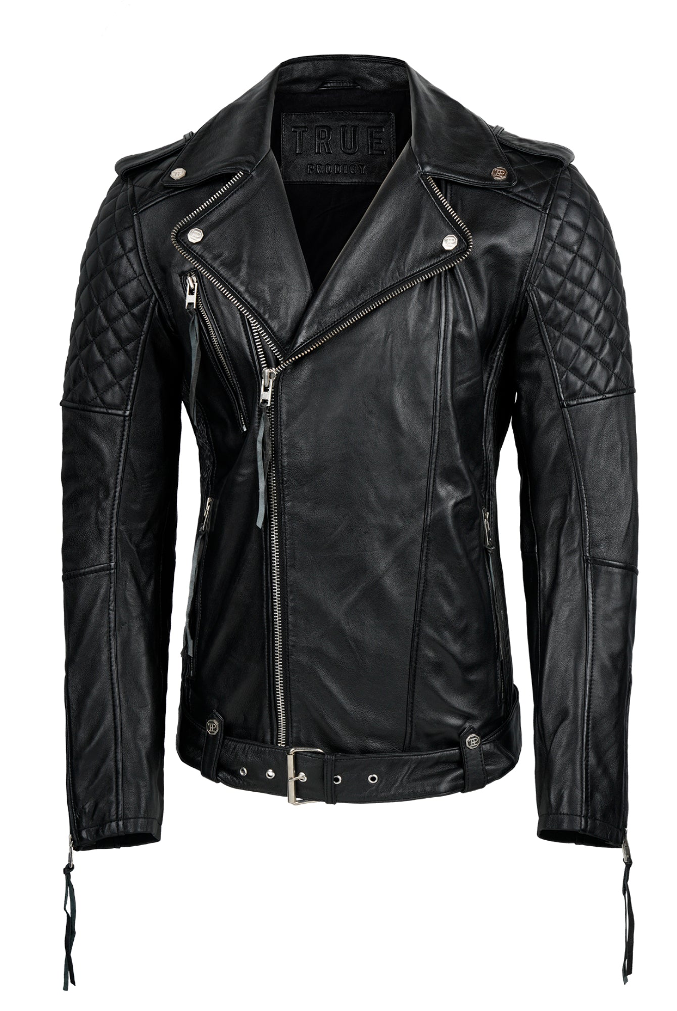 Die trueprodigy Biker Lederjacke Herren "Simba" aus schwarzem Schafsleder mit Gürtel, gesteppten Schultern, asymmetrischem Frontreißverschluss, Reißverschlusstaschen und Schnallenkragen auf weißem Hintergrund.