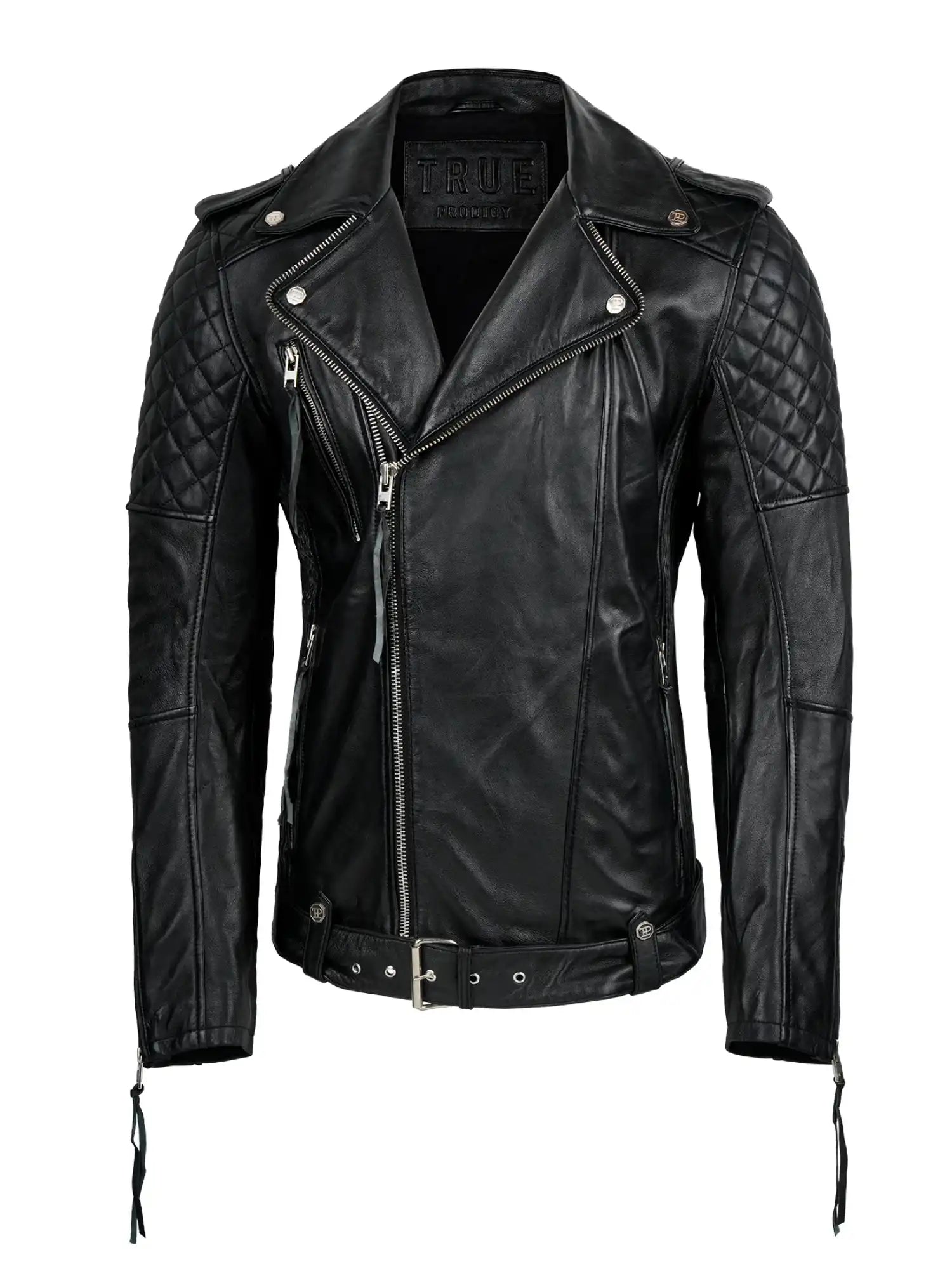 Die trueprodigy Biker Lederjacke Herren "Simba" aus schwarzem Schafsleder mit Gürtel, gesteppten Schultern, asymmetrischem Frontreißverschluss, Reißverschlusstaschen und Schnallenkragen auf weißem Hintergrund.