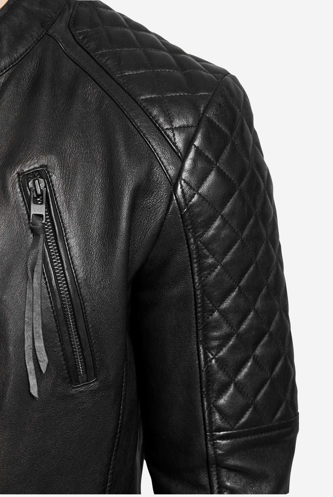 Nahaufnahme der Trueprodigy Franky Lederjacke mit Stehkragen in schwarzem Schafsleder, mit Steppnähten an Schulter und Oberarm sowie einer senkrechten Brusttasche mit Reißverschluss und Lederzipper.