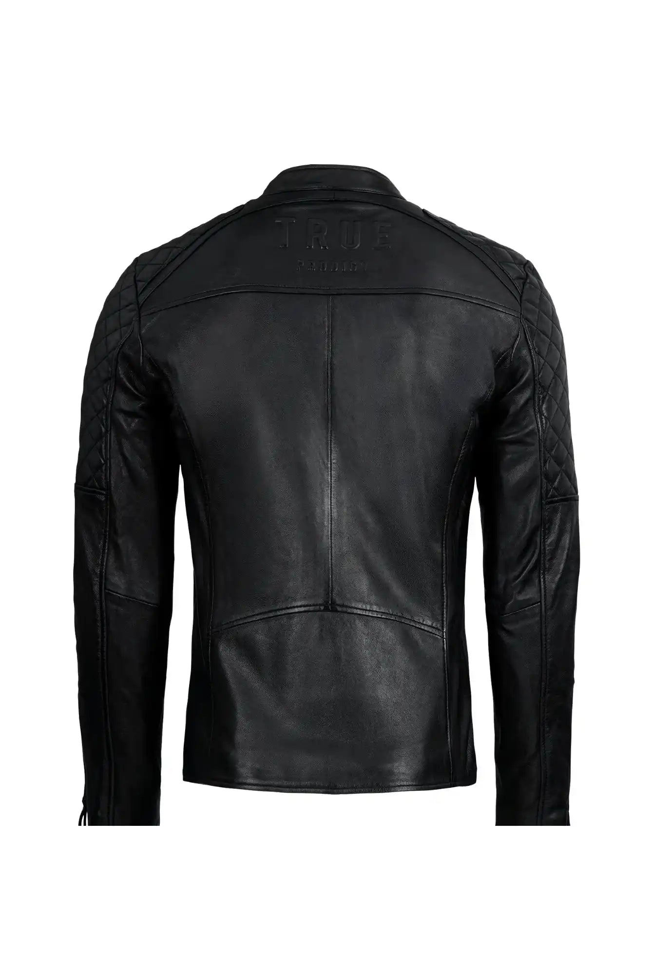 Die Franky Lederjacke mit Stehkragen von trueprodigy ist eine schwarze Slim Fit Schafsleder Herrenjacke, von hinten gesehen mit gesteppten Ärmeln und Schulterdetails und "TRUE" Prägung auf dem oberen Rücken, ohne Reißverschluss auf weißem Hintergrund.