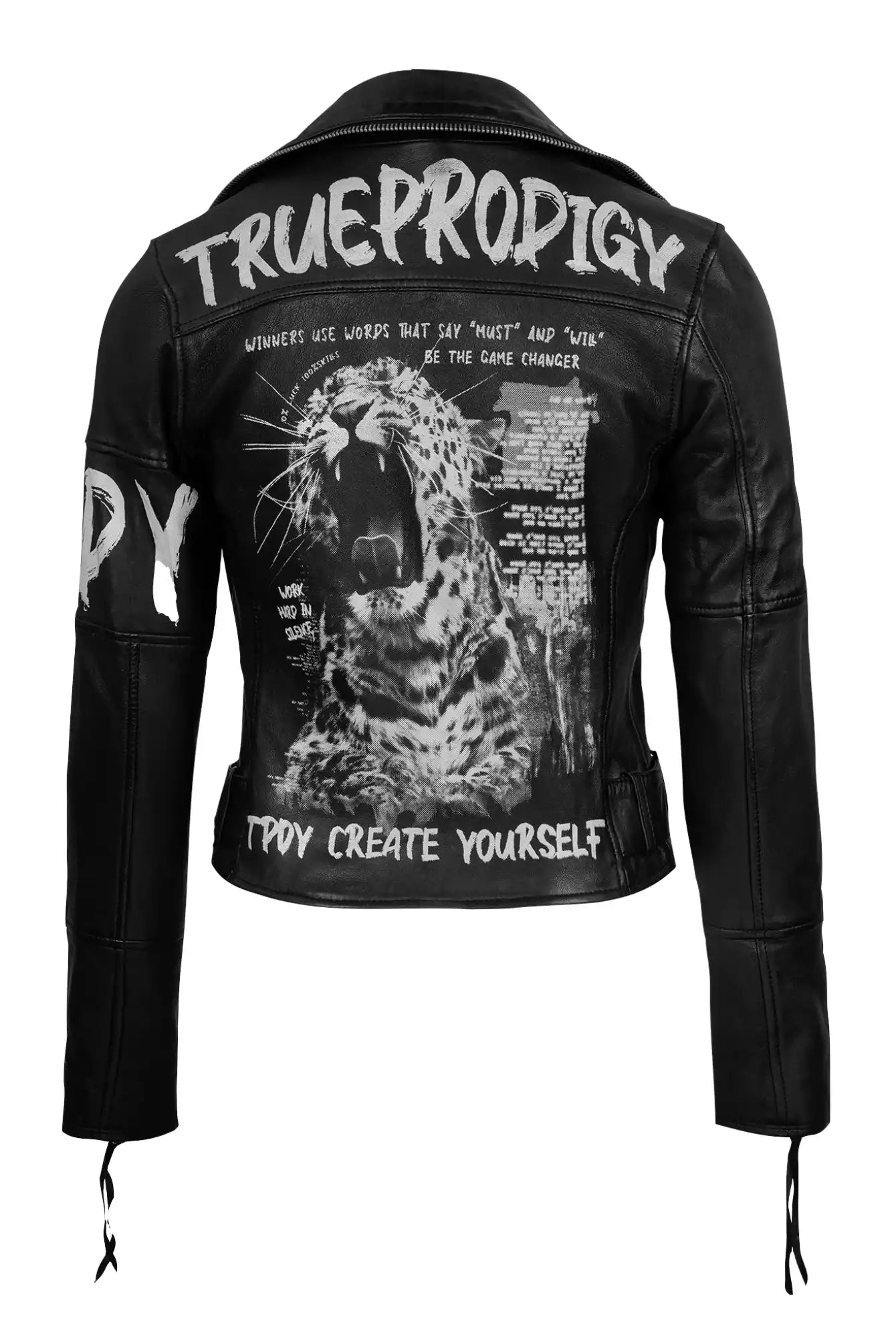 Die Laila Lederjacke mit Druck von trueprodigy überzeugt mit Schriftzug auf dem Rücken, großer Leopardengrafik und weißen Motivationssprüchen - die perfekte Schafslederjacke für Damen mit individuellem Stil.