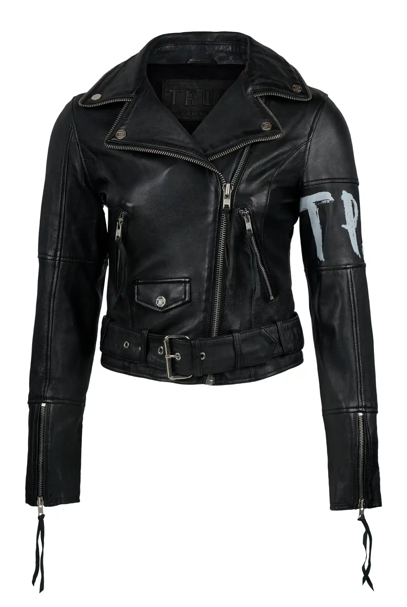 Die Laila Lederjacke mit Druck von trueprodigy ist eine schwarze Bikerjacke mit silbernen Reißverschlüssen, Knopfleiste, Taillengürtel und weißem TRU-Aufdruck am linken Arm - perfekt für einen edgy Look.