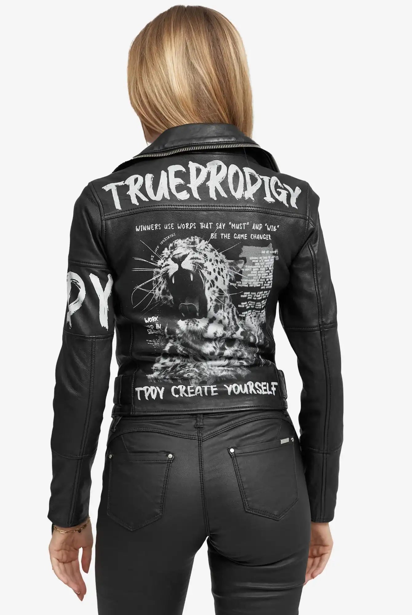 Eine Person mit langen blonden Haaren, von hinten gesehen, trägt die Laila Lederjacke mit Druck von trueprodigy-black mit fetter weißer Schrift, einer rasenden Leopardengrafik und dem Spruch "TODAY CREATE YOURSELF".