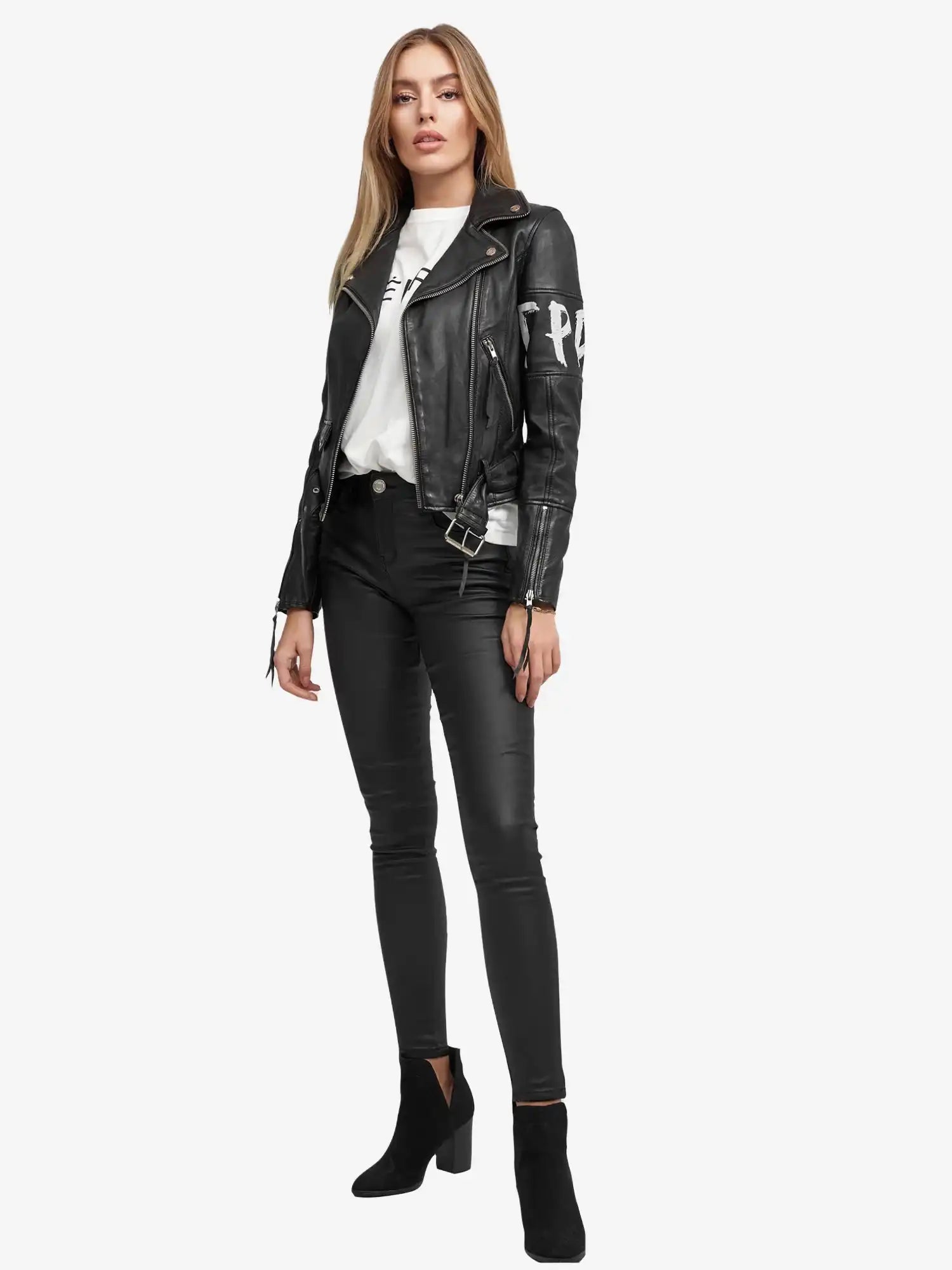 Eine Person trägt die Laila Lederjacke mit Druck von trueprodigy über einem weißen T-Shirt, dazu schwarze Skinny Pants und schwarze heeled Ankle Boots. Sie hat lange, glatte Haare und einen neutralen Gesichtsausdruck.