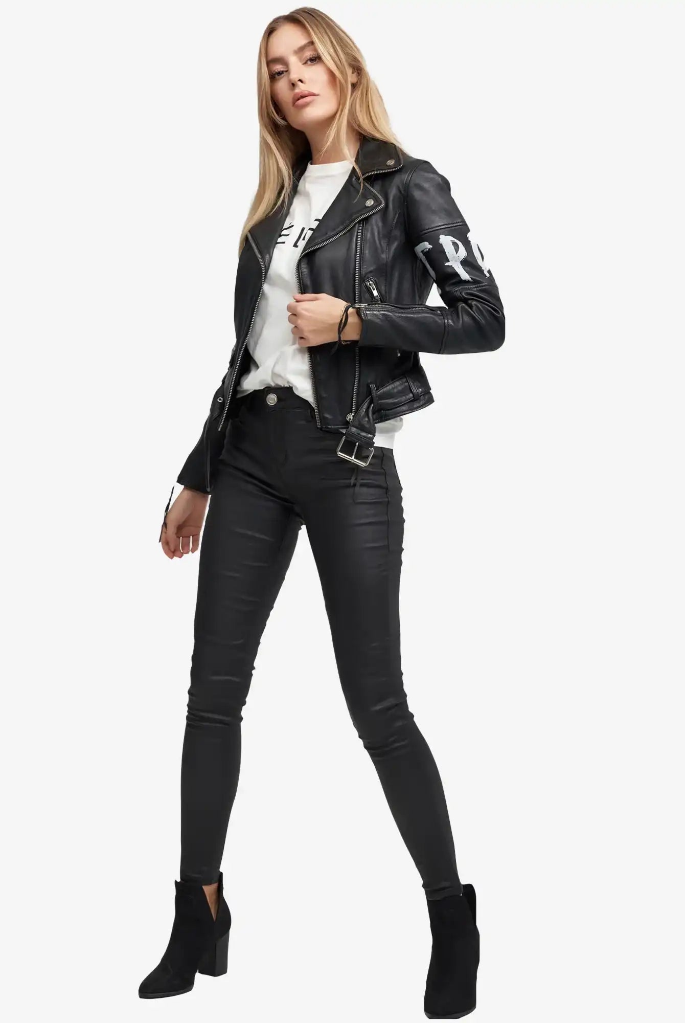 Eine Frau trägt die Laila Lederjacke mit Druck von trueprodigy, ein weißes T-Shirt, schwarze Skinny Pants und schwarze heeled Ankle Boots. Sie hat lange, glatte Haare und präsentiert einen neutralen Trend-Look.