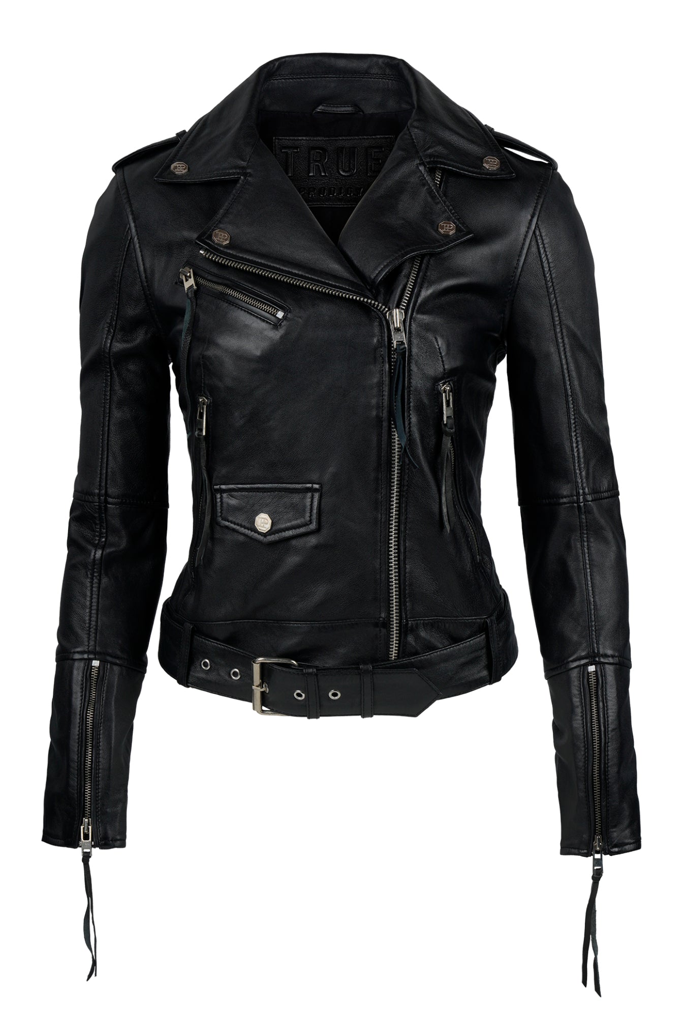 Die trueprodigy Biker Lederjacke Damen "Milena" aus schwarzem Leder mit asymmetrischem Reißverschluss, Reißverschlusstaschen, Druckknöpfen, Taillengürtel und Reißverschlussärmeln vor weißem Hintergrund.