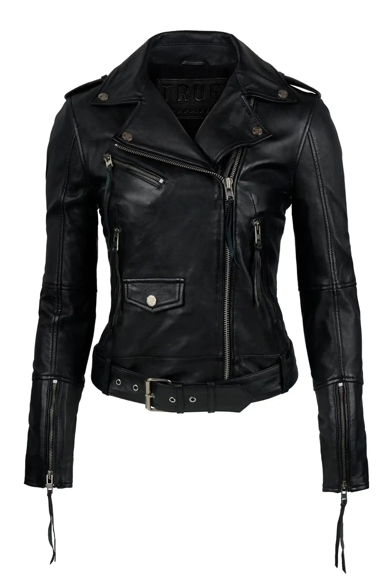 Die trueprodigy Biker Lederjacke Damen "Milena" aus schwarzem Leder mit asymmetrischem Reißverschluss, Reißverschlusstaschen, Druckknöpfen, Taillengürtel und Reißverschlussärmeln vor weißem Hintergrund.