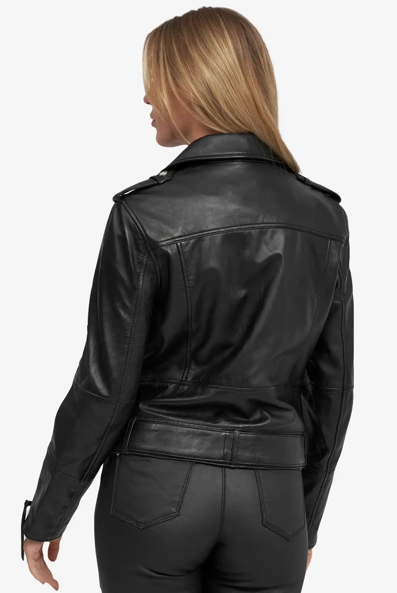 Eine Person mit langen, hellbraunen Haaren wird von hinten gezeigt, die die Trueprodigy Milena Lederjacke mit Gürtel und eine schwarze Hose trägt. Der Hintergrund ist einfarbig und hell.