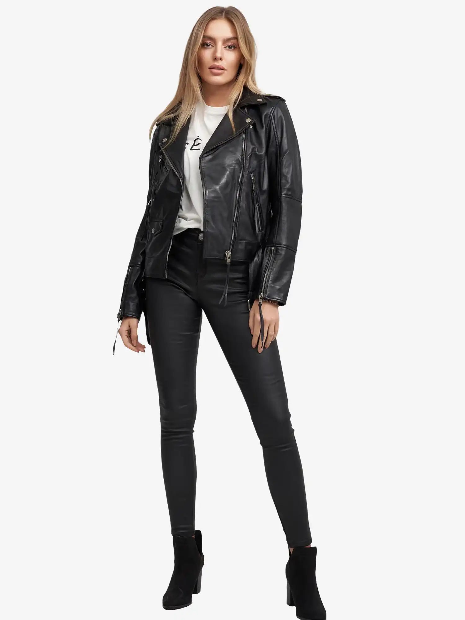 Eine Frau blickt nach vorne und trägt die Trueprodigy Milena Lederjacke mit Gürtel über einem weißen grafischen T-Shirt, gepaart mit einer schwarzen Skinny-Hose und Ankle Boots, vor einem schlichten weißen Hintergrund.